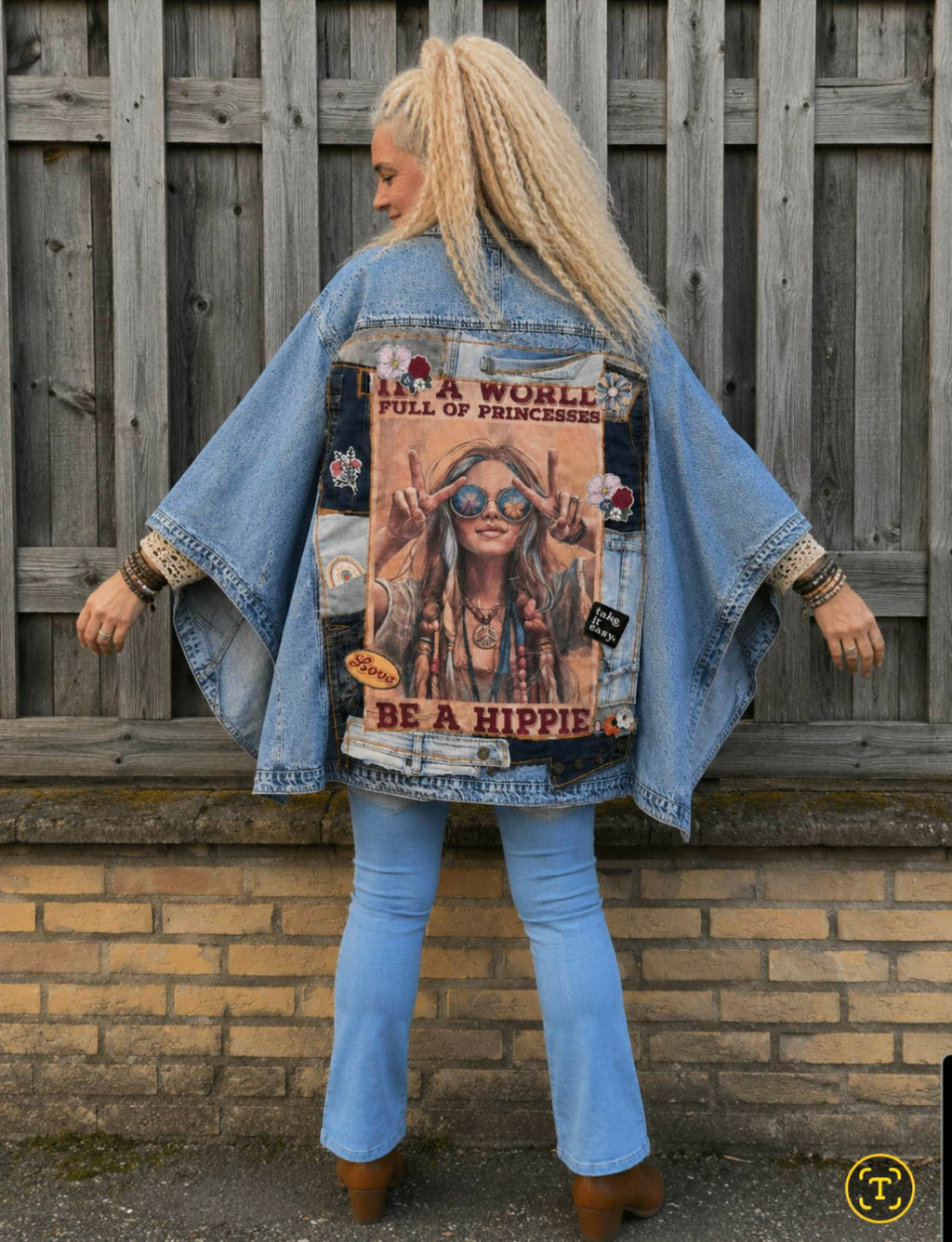 One of a Kind boho denim poncho met handgemaakte hippie kunstpatch 'It's a World Full of Princesses, Be a Hippie', gedragen van de achterkant door model – Old New Atelier.