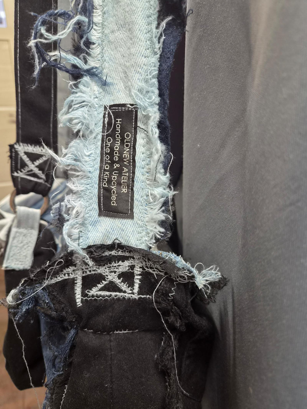 Old New Atelier label en handgemaakte details van upcycled denim schoudertas