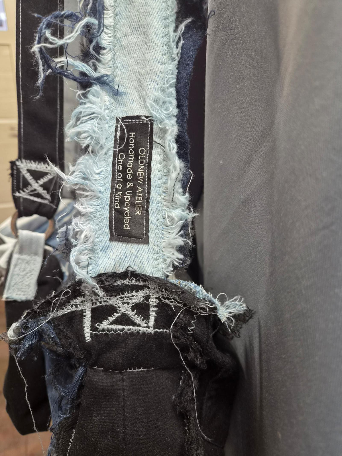 Old New Atelier label en handgemaakte details van upcycled denim schoudertas