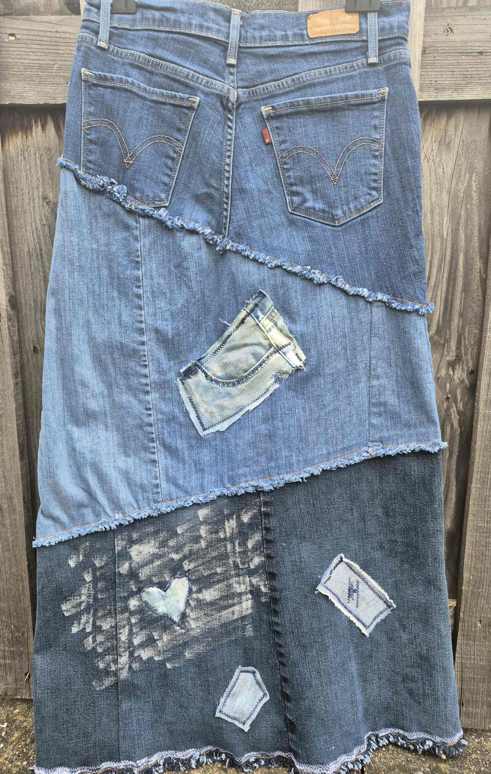 Upcycled denim rok achterkant hart detail
