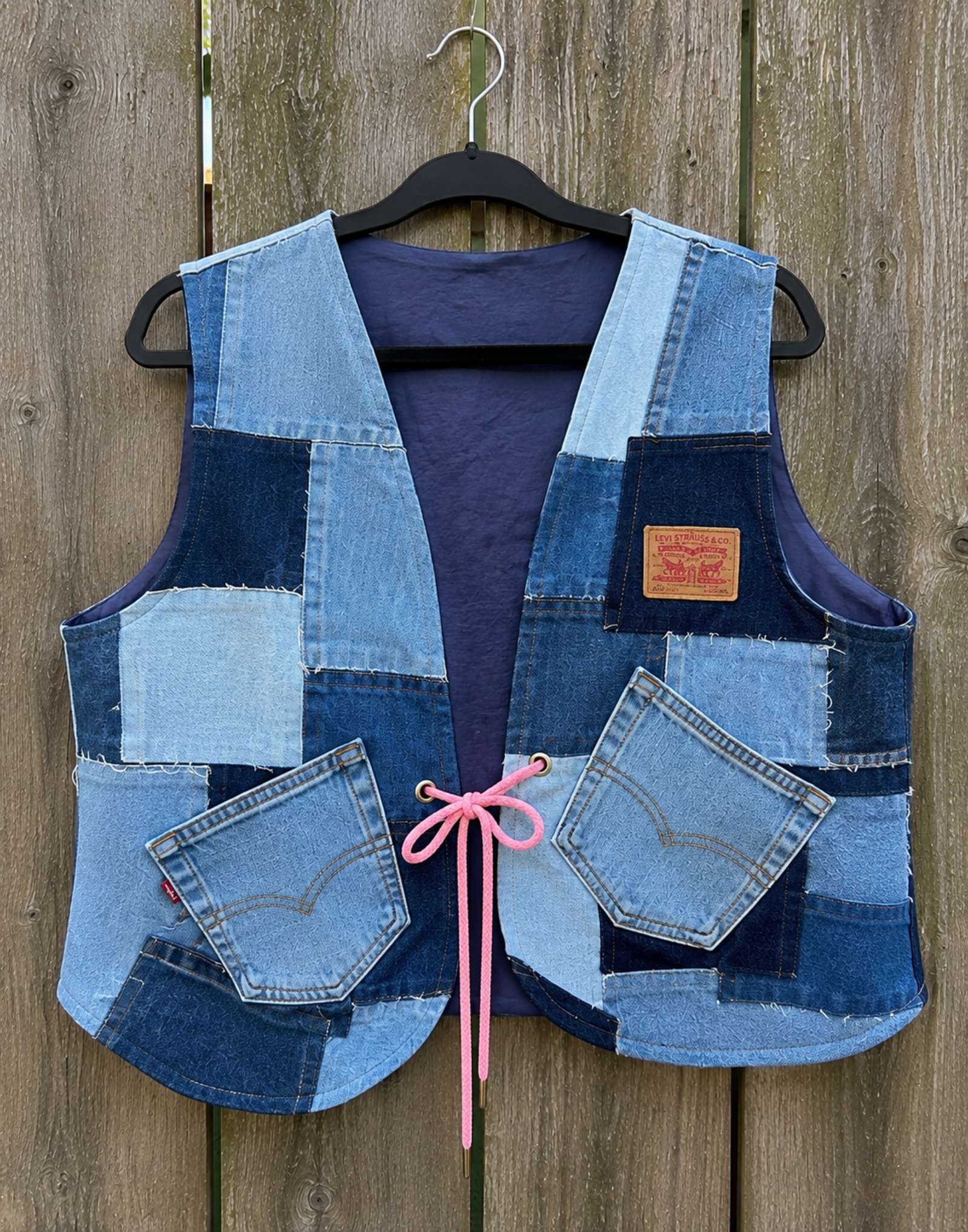 Blue Nomad L/XL One of a Kind Levi's patchwork hesje voorkant op hanger.