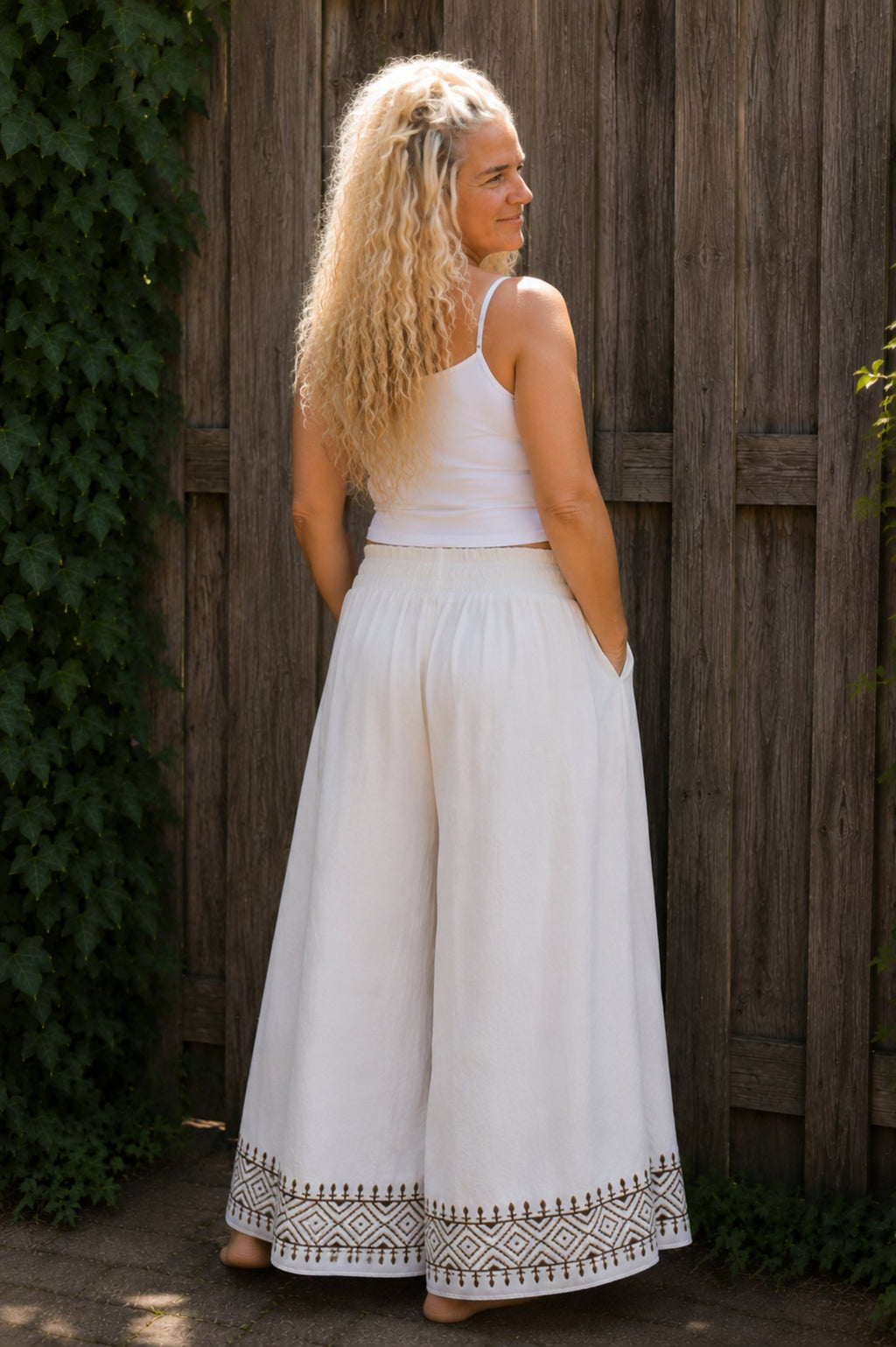 Achterkant van one size boho broek van 100% katoen.