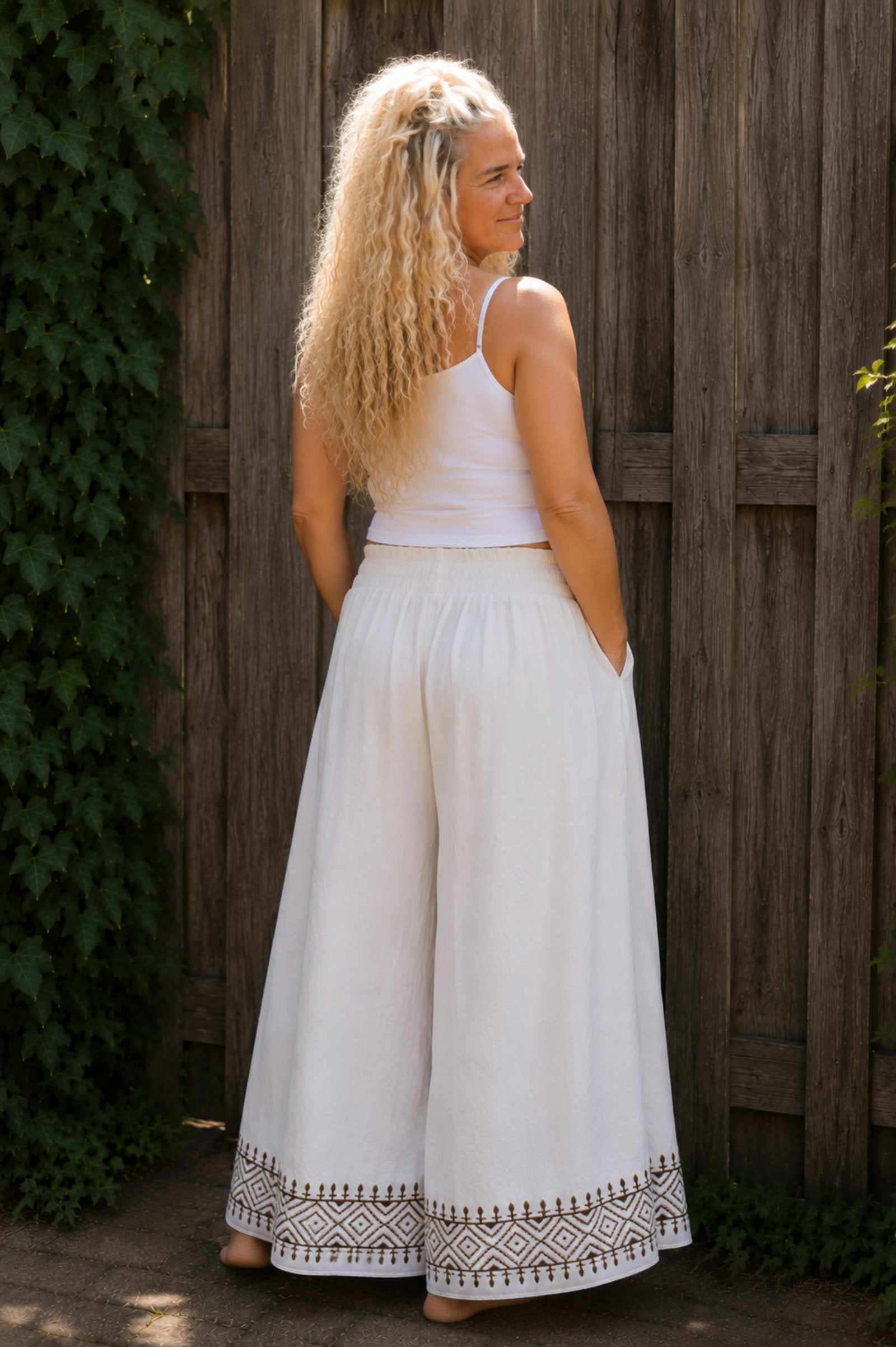 Achterkant van one size boho broek van 100% katoen.