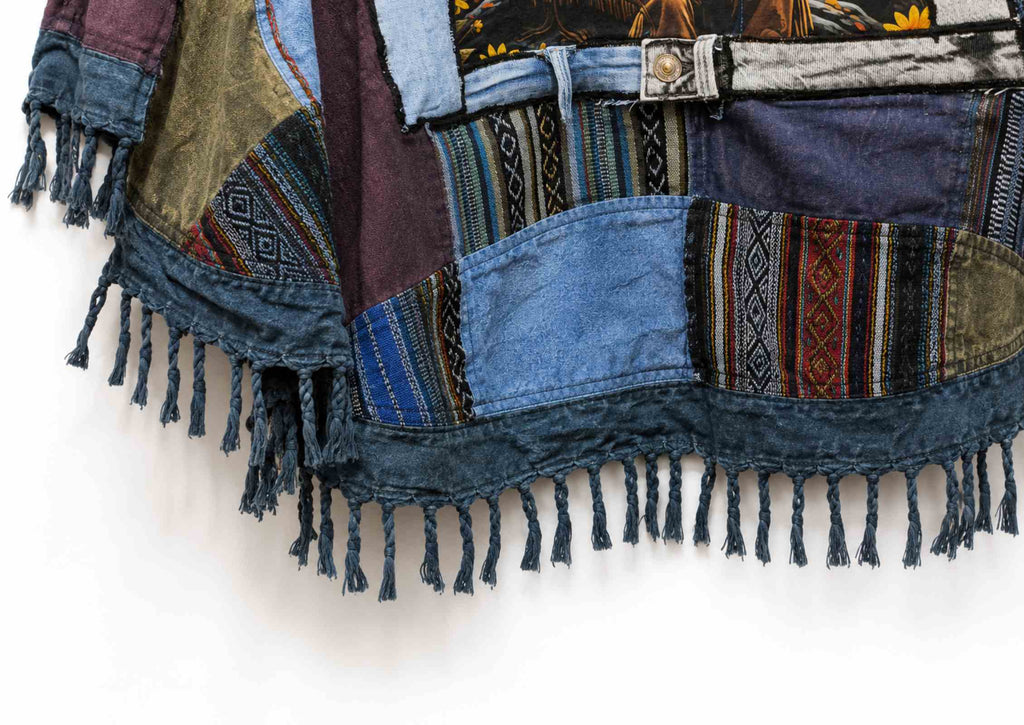 Handgemaakte franjes en patchwork details van boho poncho