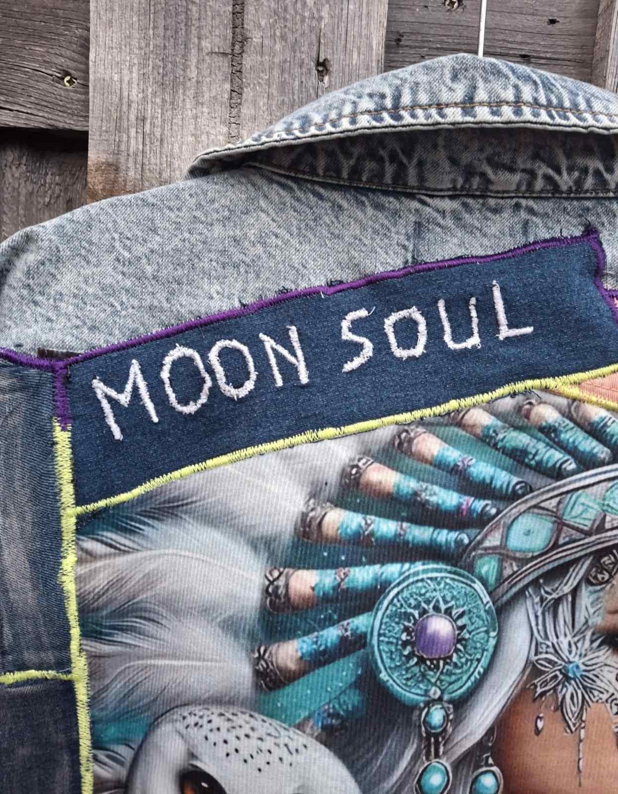 Handgestikte Moon Soul tekst op upcycled denim jacket