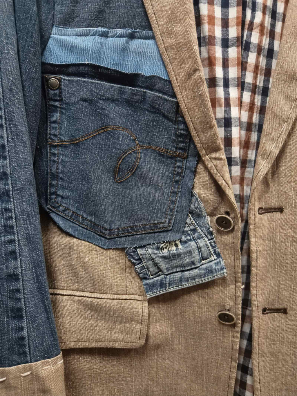 Detail originele denim applicatie met jeanszak