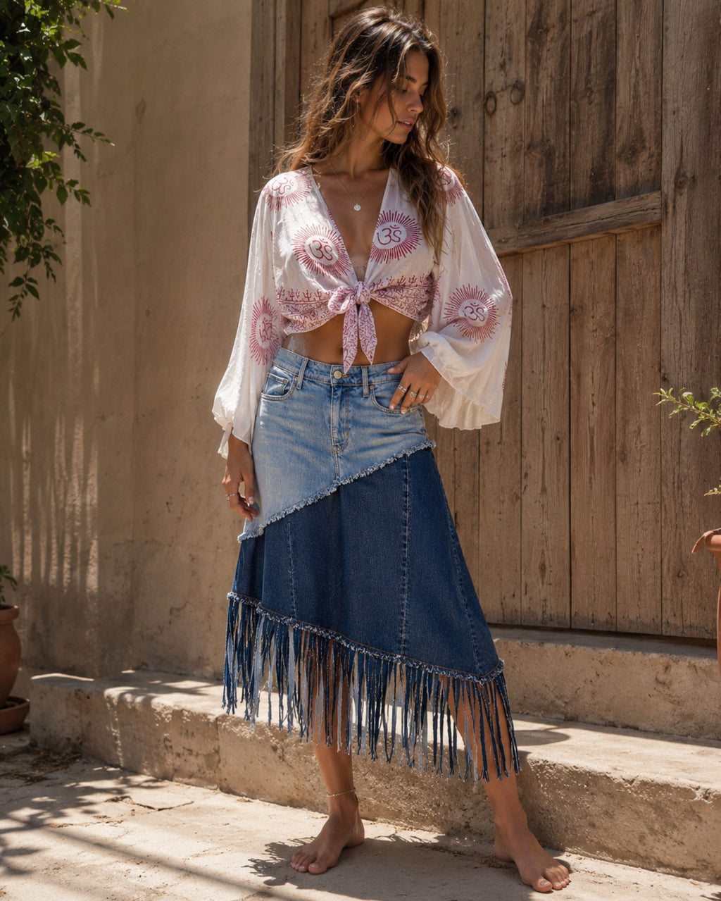 Gedragen upcycled Levi's denim rok met franjes – handgemaakte boho rok van Old New Atelier.