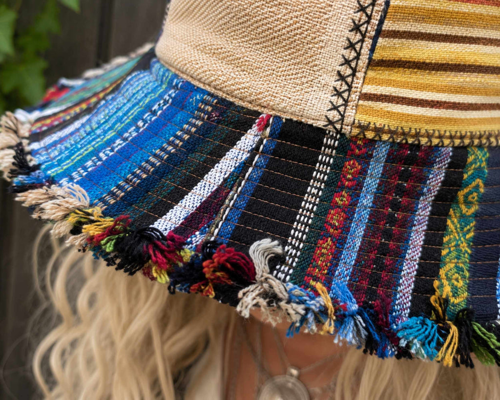 Close-up van de kleurrijke rafelrand en geweven patchworkstoffen van een handgemaakte Nepalese hoed.