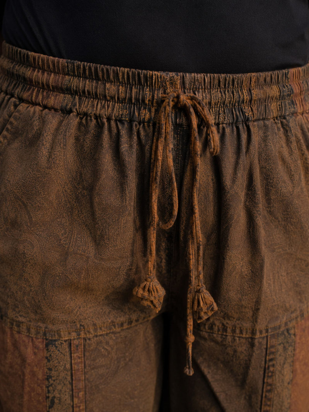 Detail van de elastische tailleband met verstelbaar trekkoord van de boho baggy broek – Old New Atelier
