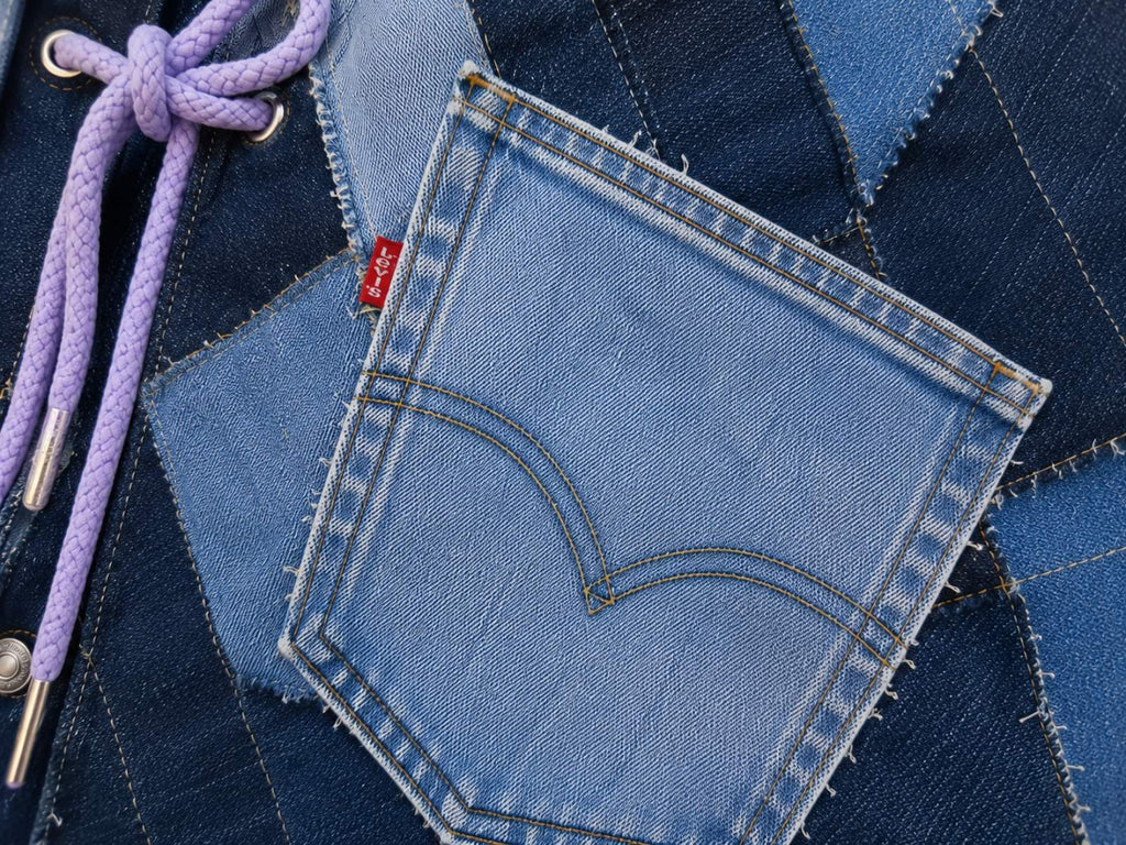 Detail van de rechter originele Levi's jeanszak op het patchwork hesje.