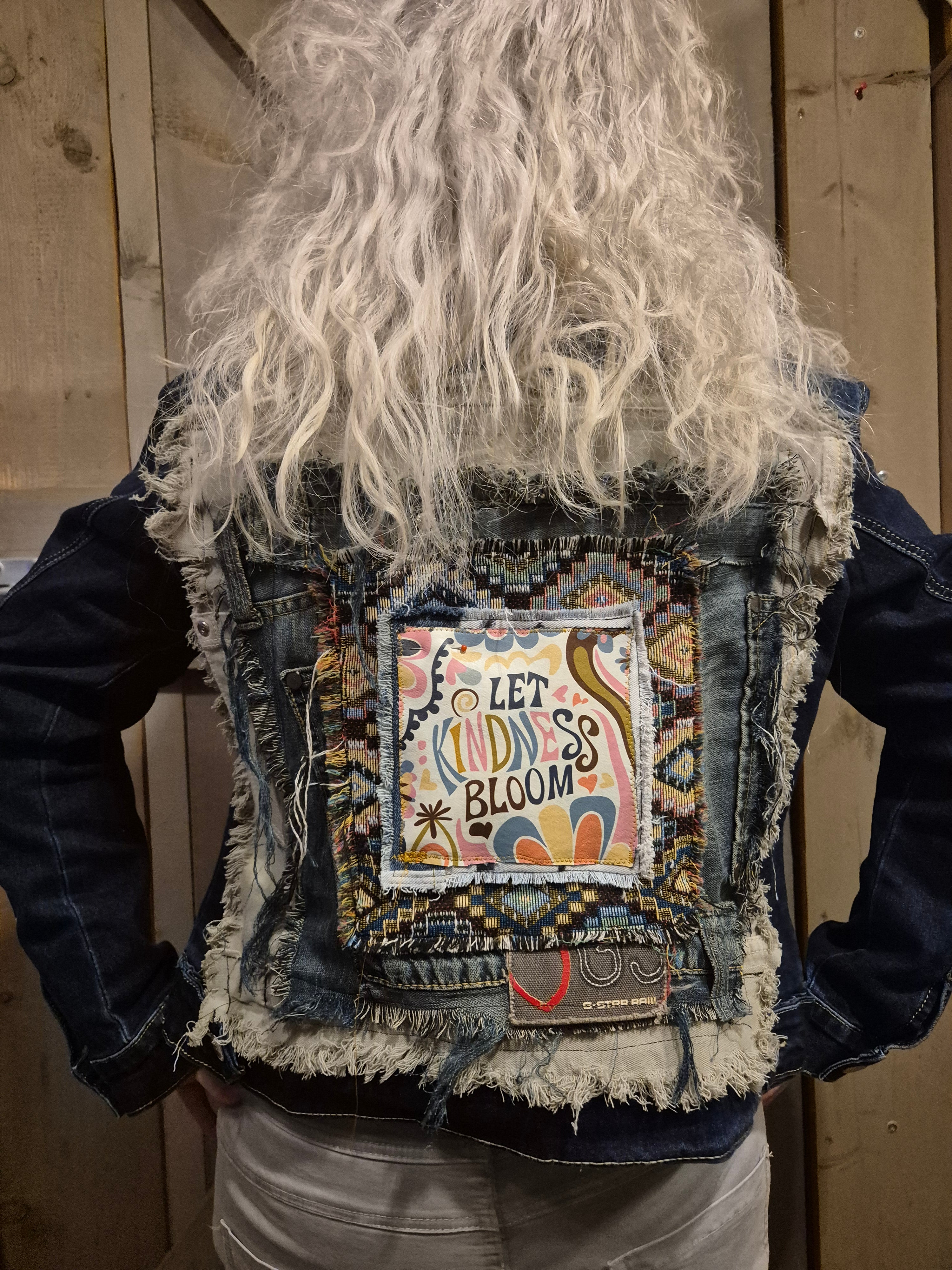 Upcycled denim jacket met Let Kindness Bloom patch – handgemaakt en uniek