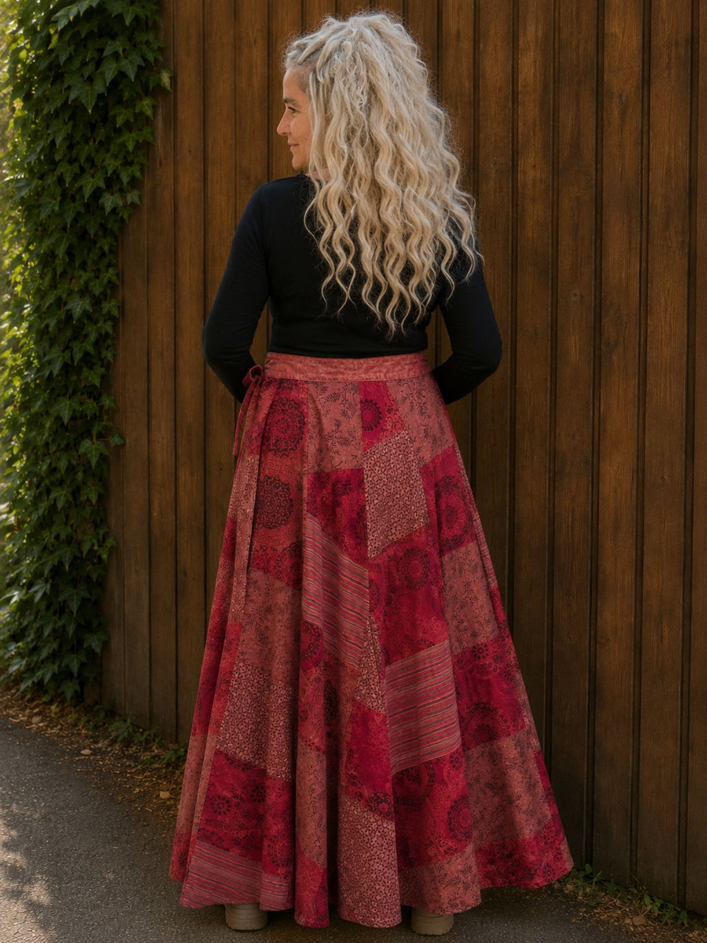 Achterkant van rode boho wrap rok van 100% katoen met patchwork design.