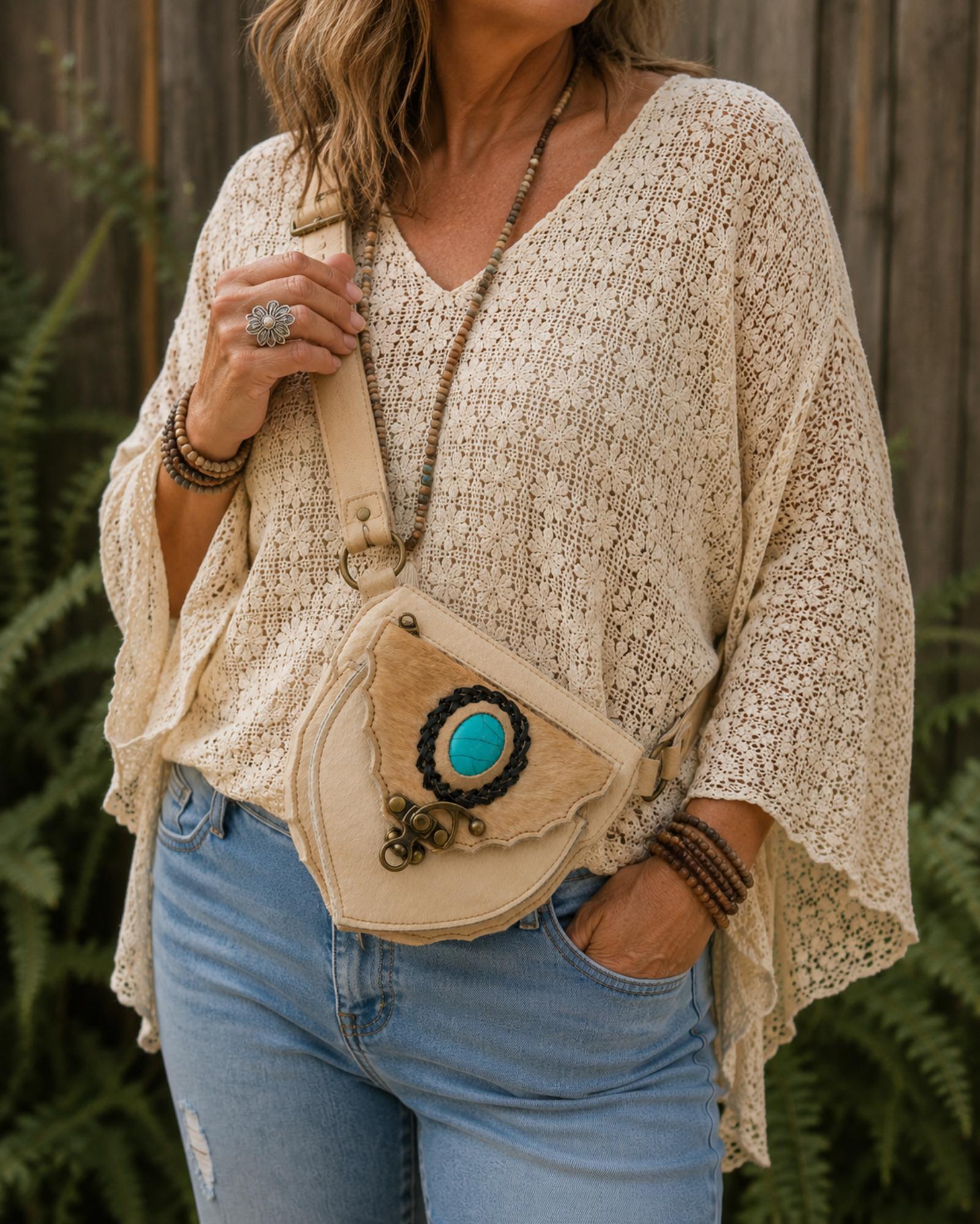 Handgemaakt leren boho tasje schuin over de schouder gedragen