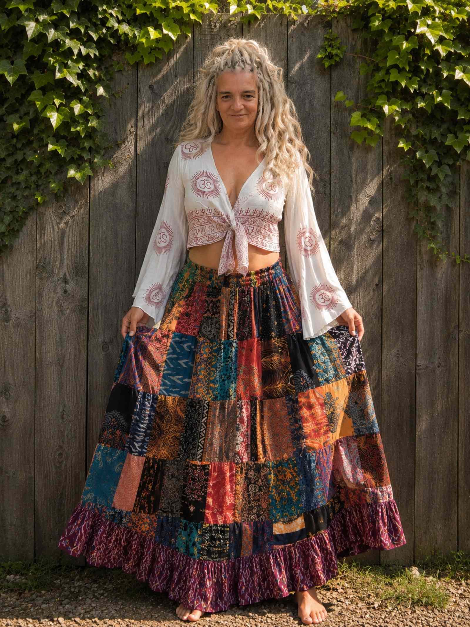 Gedragen boho patchwork rok van 100% katoen met elastische tailleband, kleurrijke patchwork print en zwierige pasvorm – Old New Atelier.