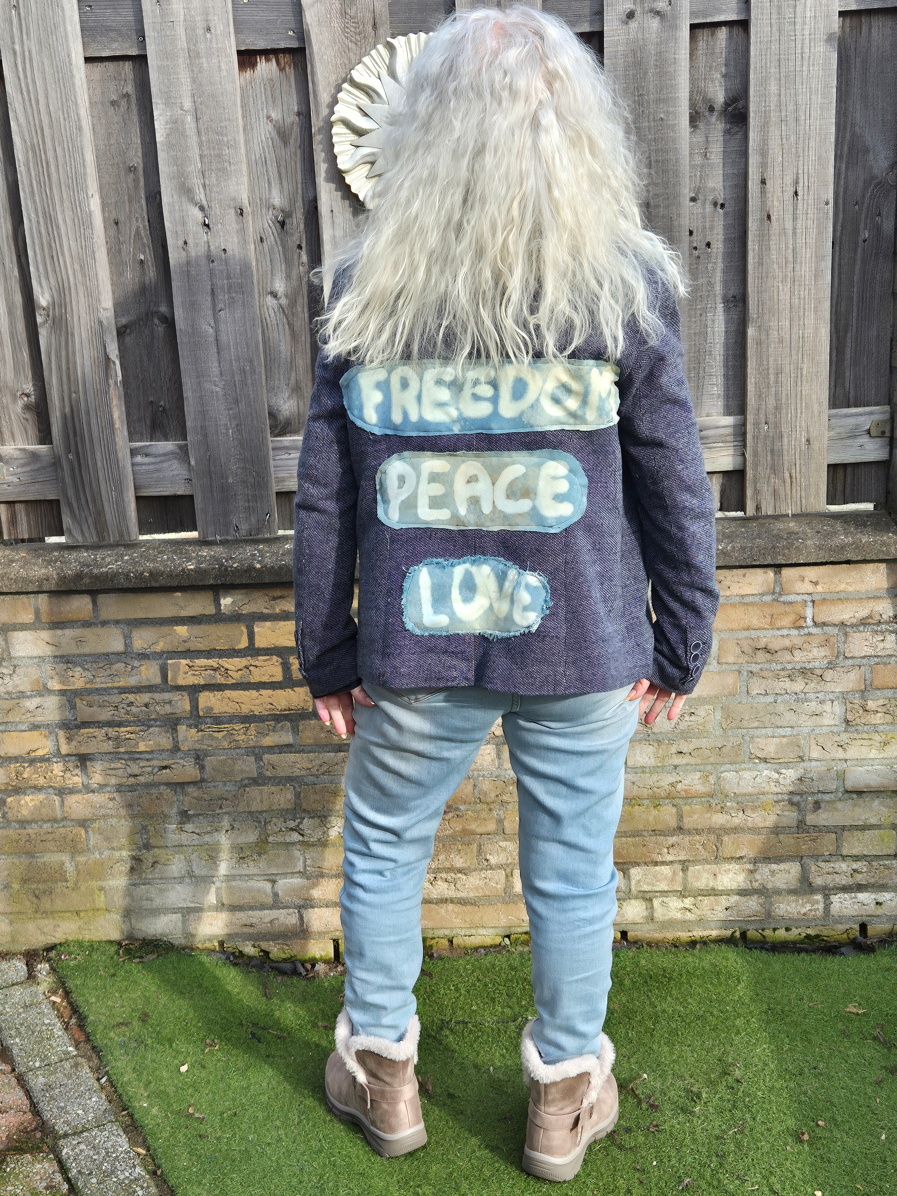 Upcycled blazer gedragen achterkant – boho statement jacket