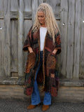 Vrouwelijk model van 1.60 m draagt een oversized boho patchwork vest in one size aan een houten schutting, voorkant zichtbaar, Old New Atelier.