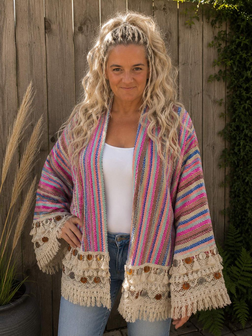 Boho vest Ibiza multicolor met franjes gedragen voorkant one size dames vest Old New Atelier