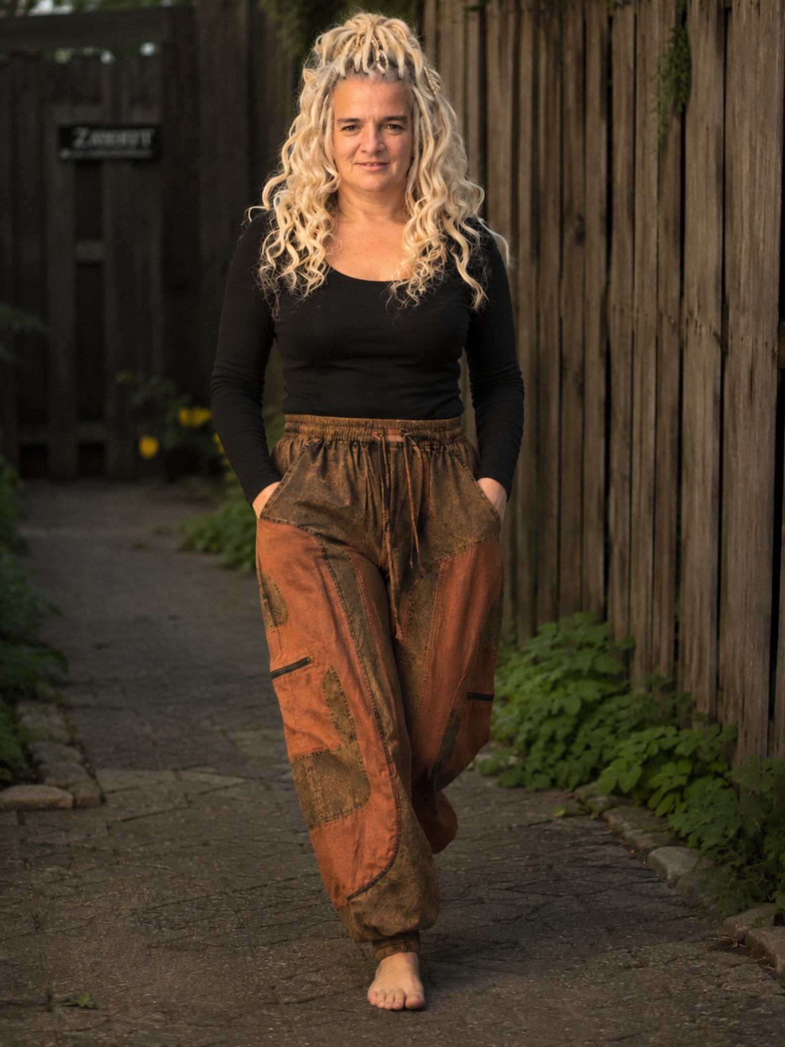 Boho baggy broek voor dames gedragen tijdens het lopen met comfortabel oversized model – Old New Atelier