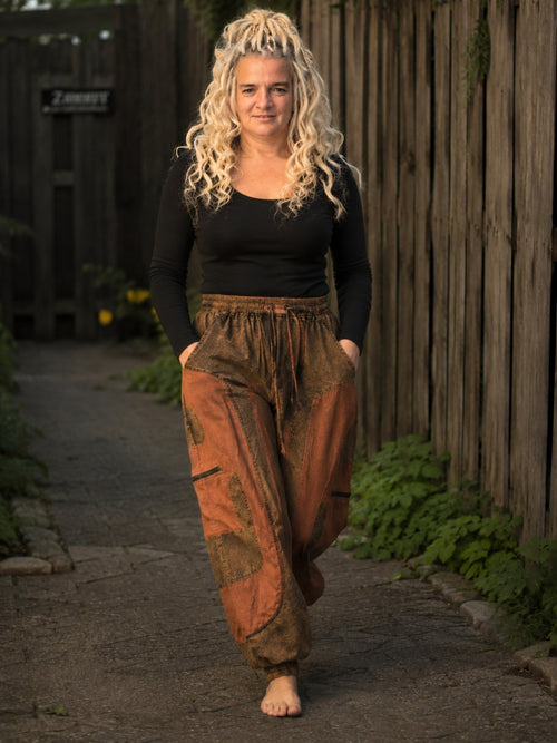 Boho baggy broek voor dames gedragen tijdens het lopen met comfortabel oversized model – Old New Atelier