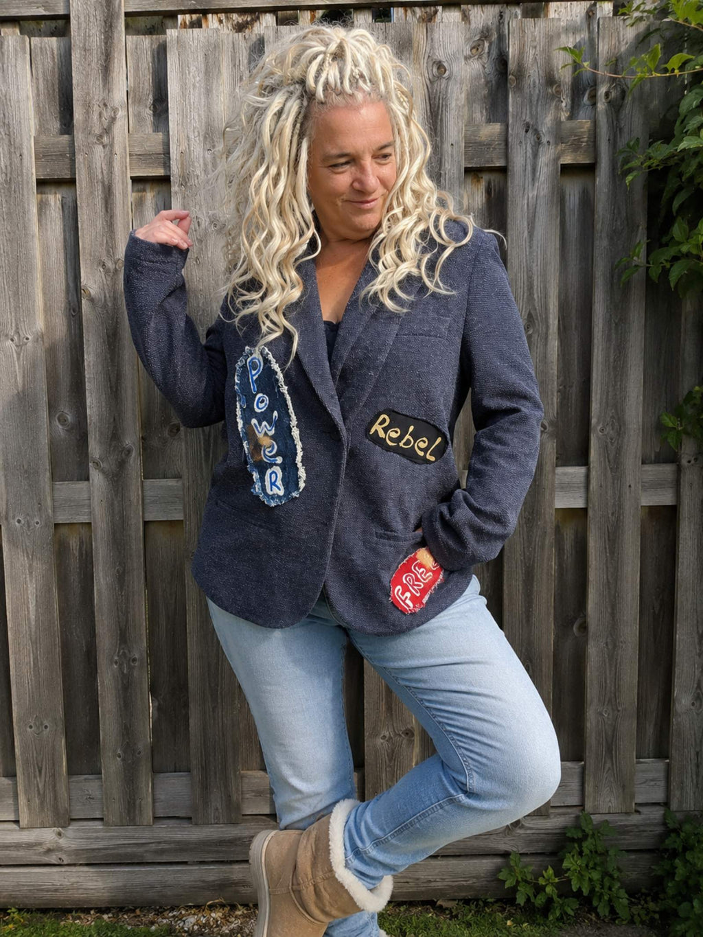 One of a Kind Power Rebel blazer in speelse pose gedragen - unieke handgemaakte blazer - Old New Atelier
