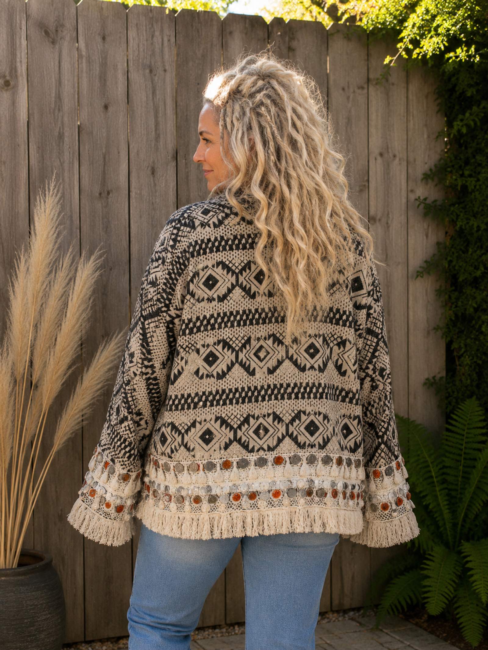 Achterkant van het boho kimono jasje zwart crème gedragen.