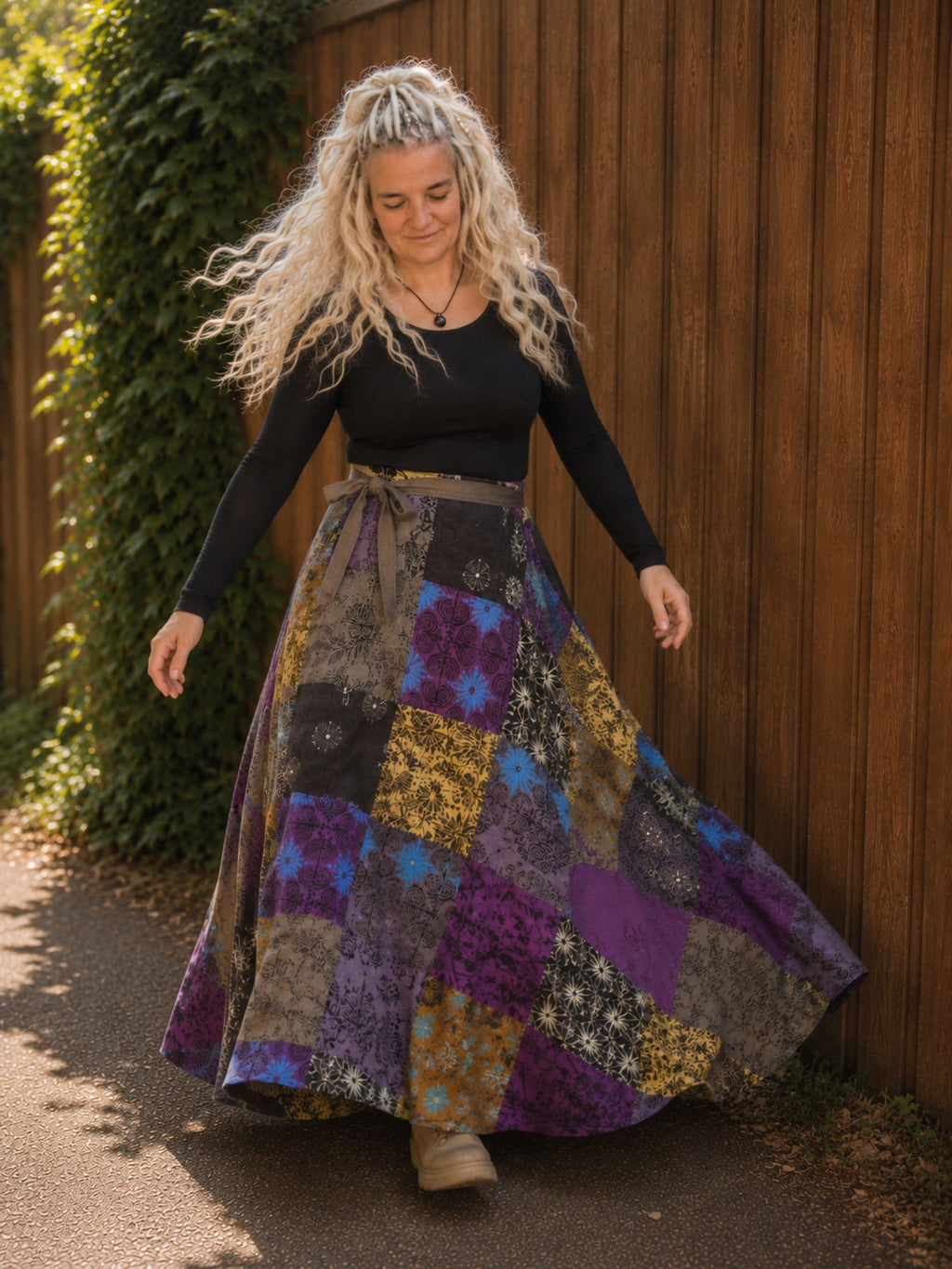 Lopende sfeerfoto van paarse boho wrap rok van dik katoen