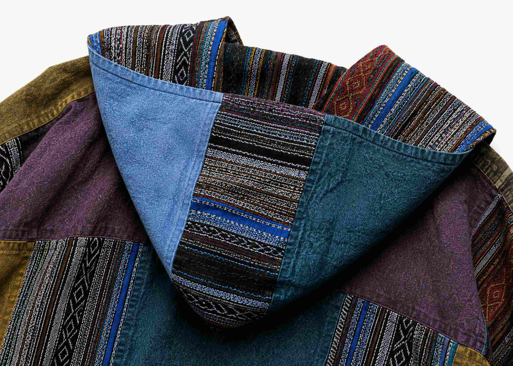 Detail van patchwork capuchon met geweven boho patronen