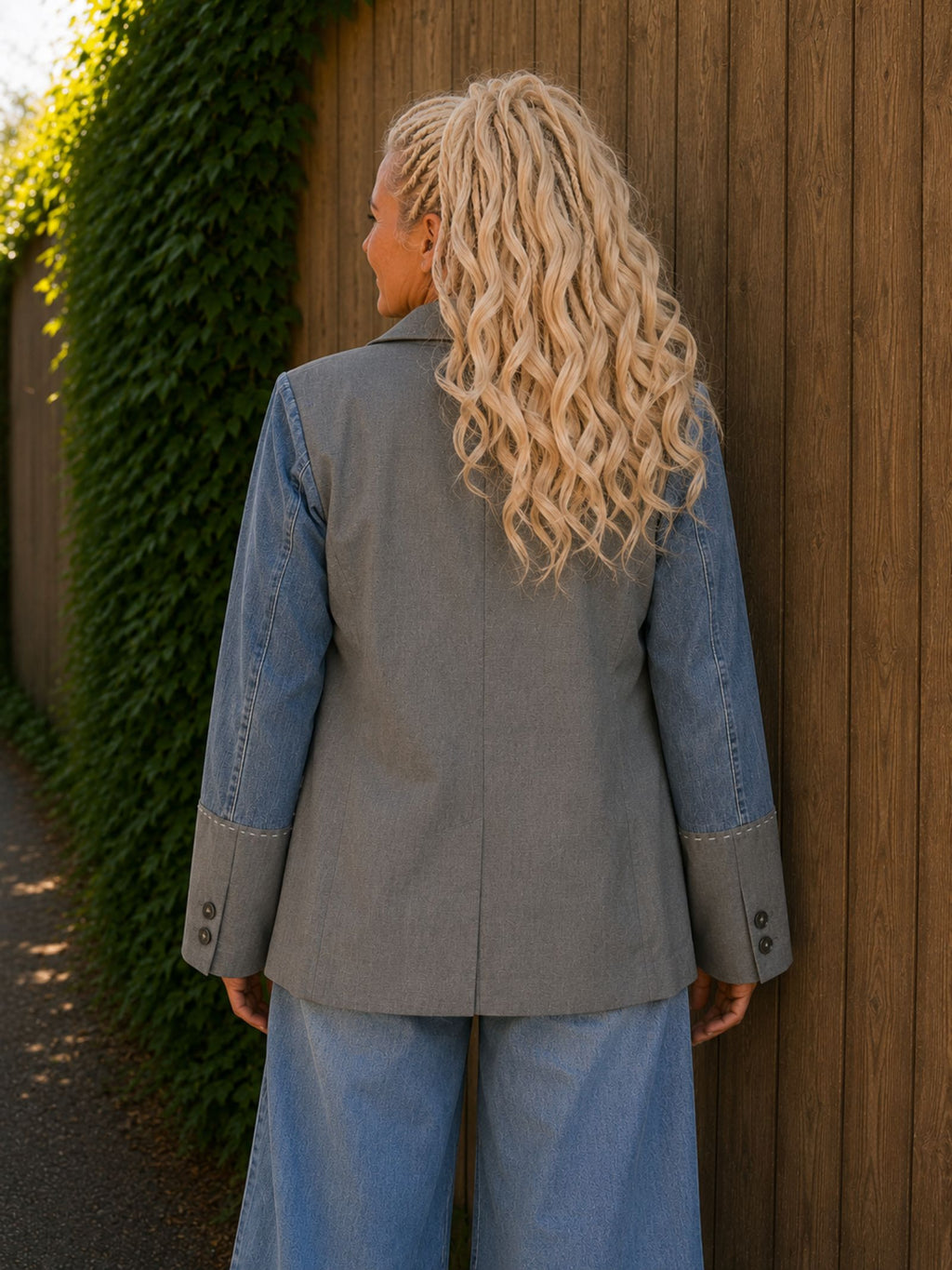 Achteraanzicht van handgemaakte upcycled blazer