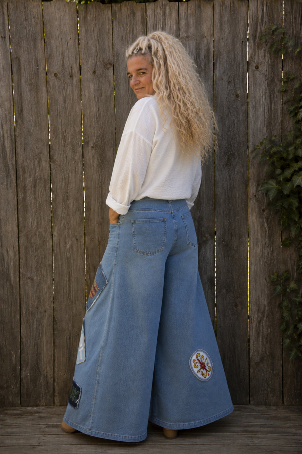 Hippie Spirit wide leg jeans gedragen in driekwart achteraanzicht