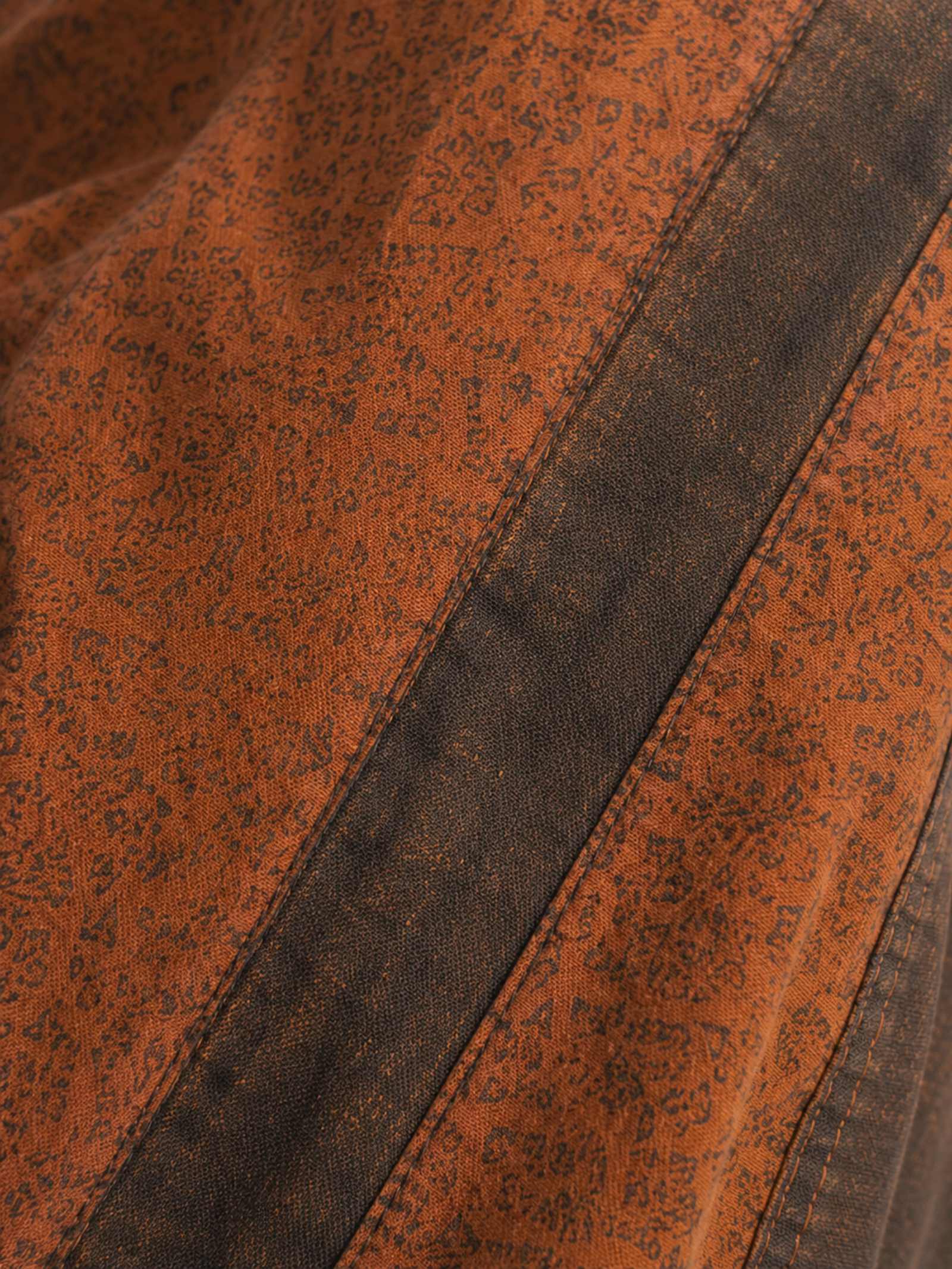 Detail van de katoenen stof met unieke boho print van de baggy broek – Old New Atelier