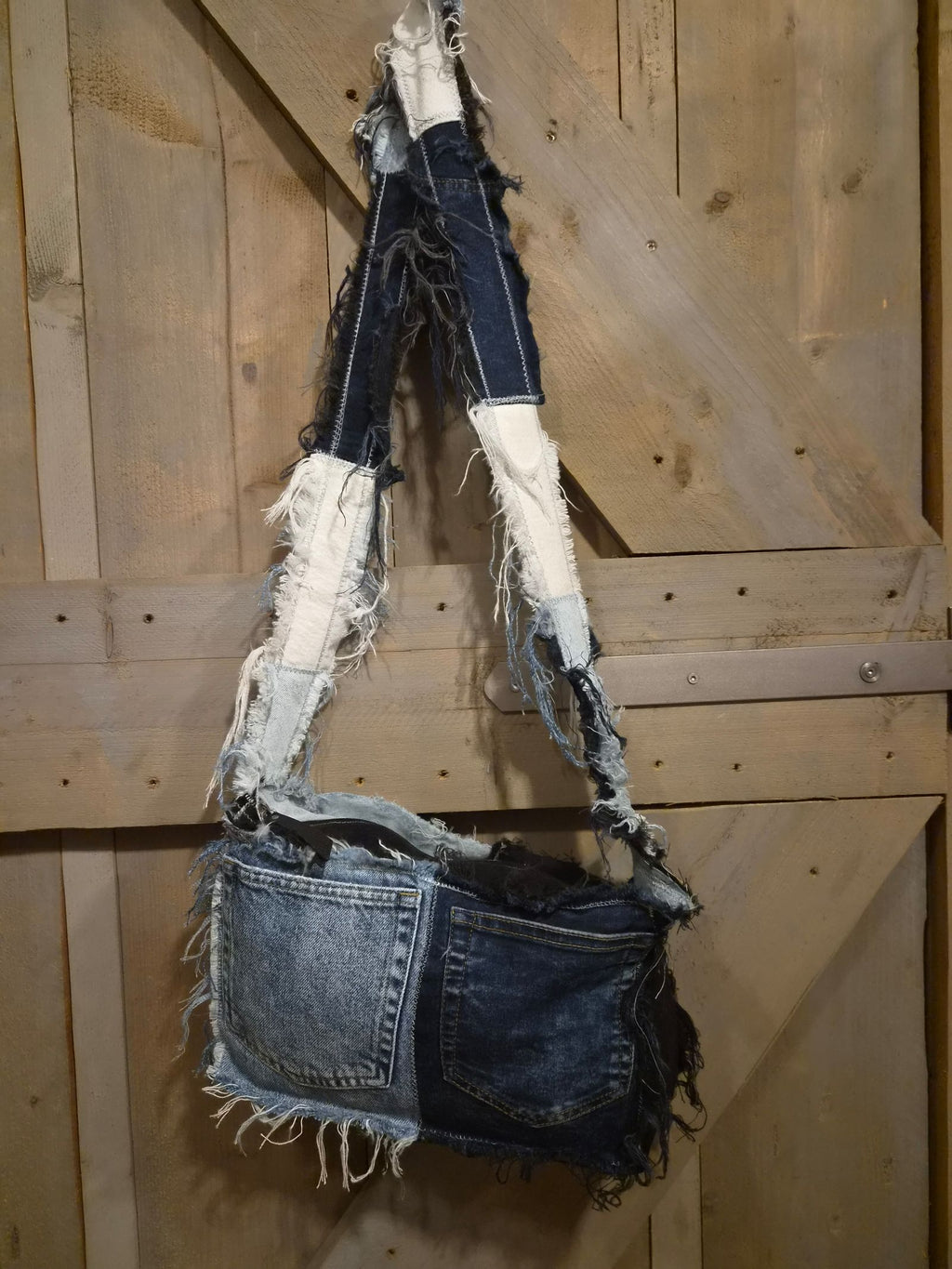 Achterkant upcycled denim tas met originele jeanszakken