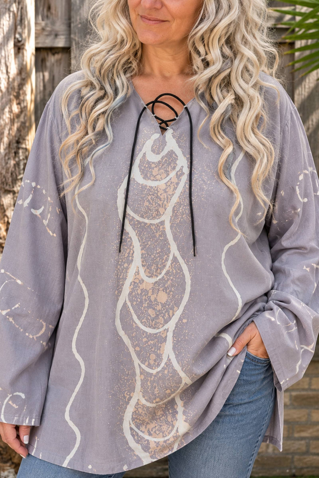 Detail voorkant boho tuniek met veterhals en handbewerkt patroon