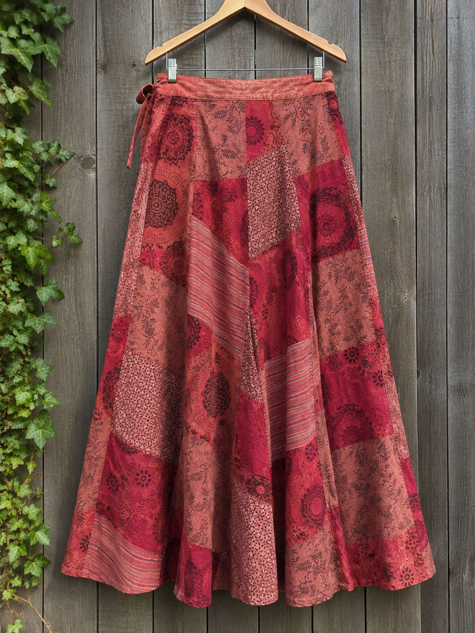 Achterkant van boho wrap rok rood van stevig katoen op hanger.