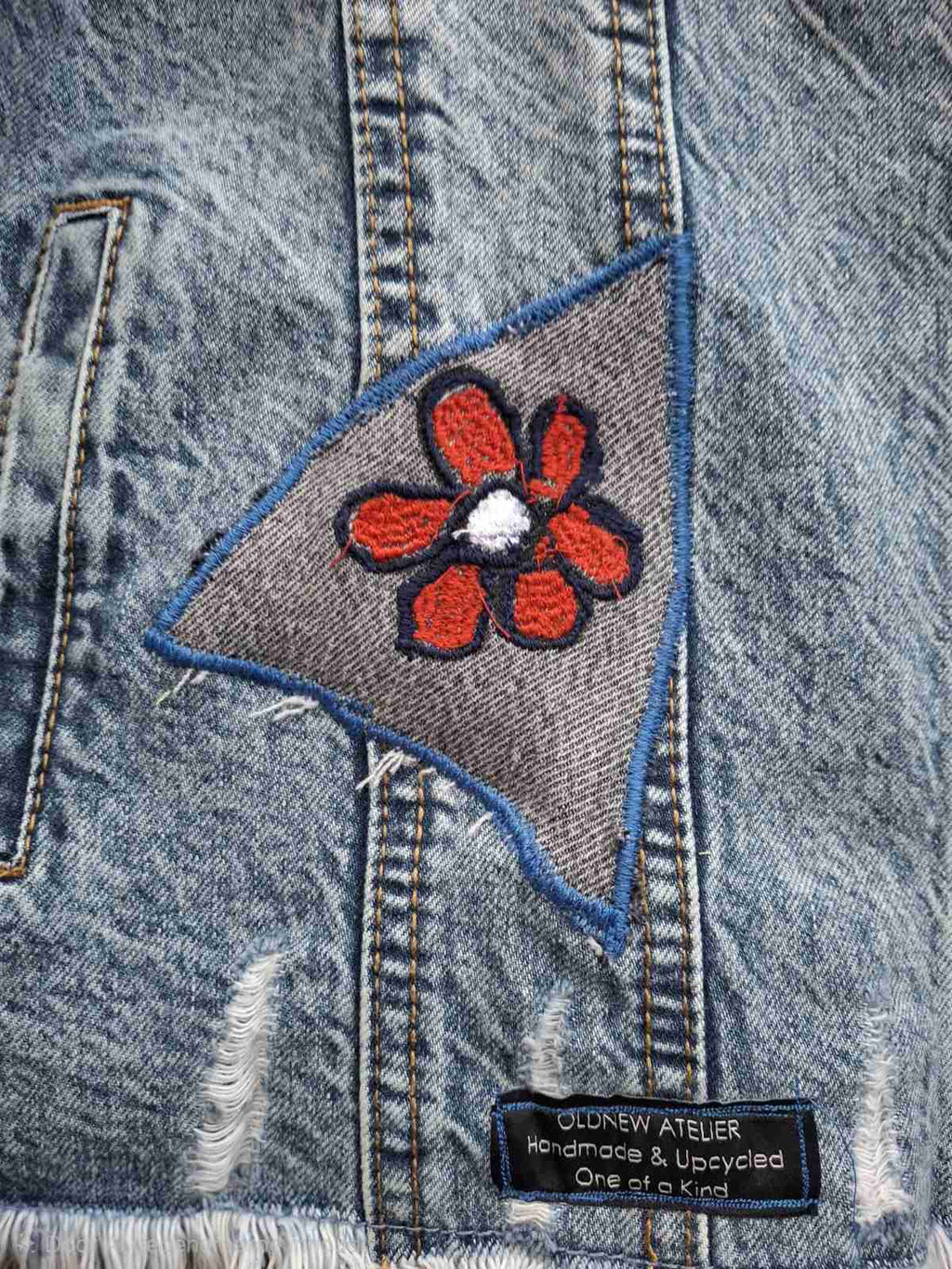 Handgemaakt bloemen detail op upcycled denim jacket van Old New Atelier