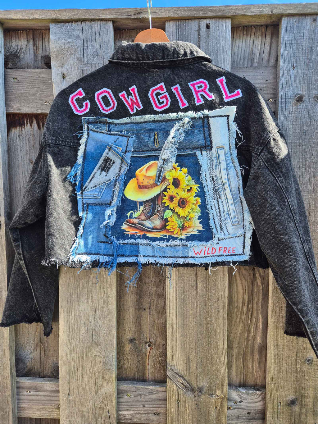 Uniek upcycled denim patchwork jasje handgemaakt in atelier boho stijl achterkant