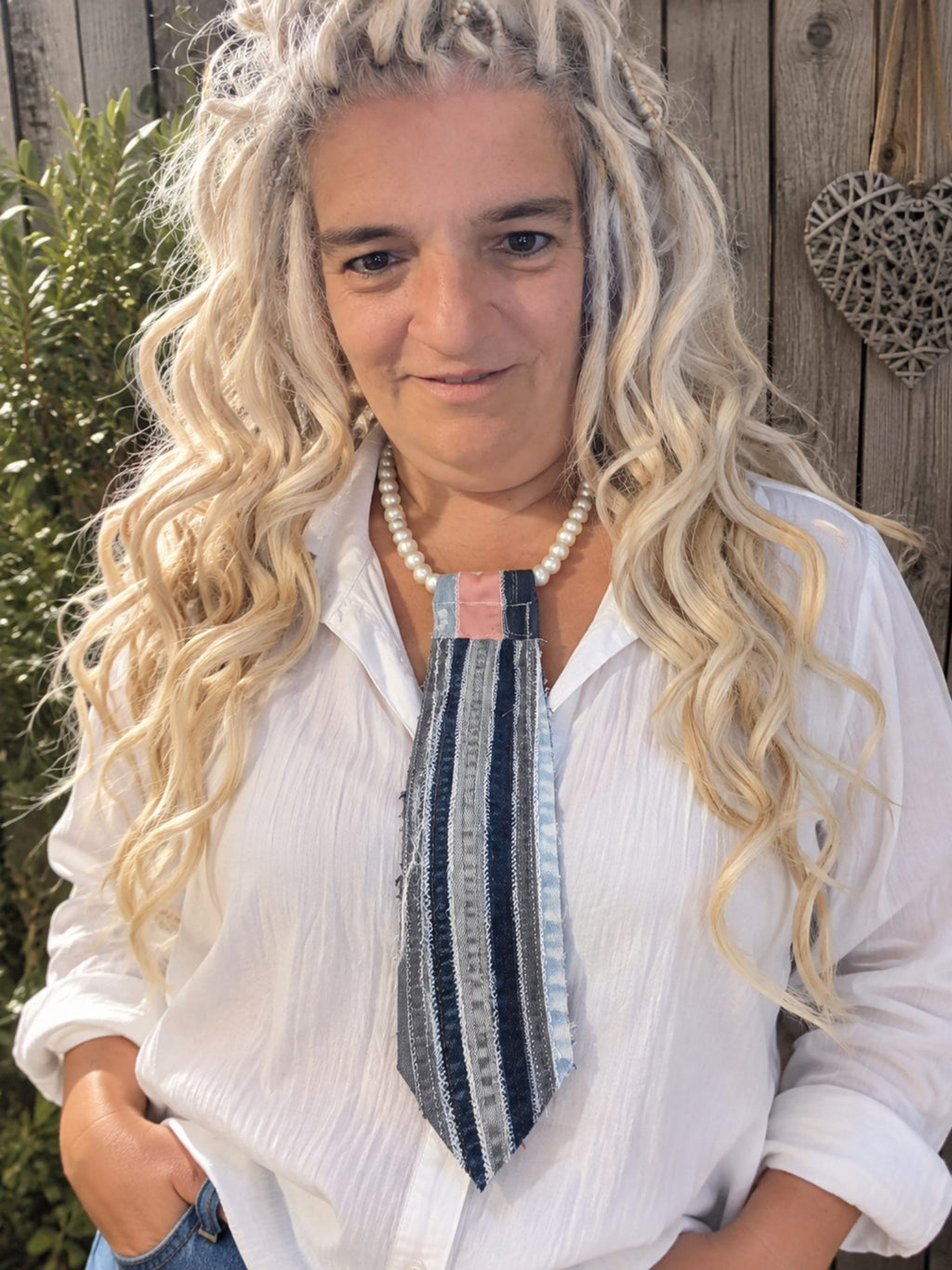 Handgemaakte denim stropdas ketting met crèmekleurige parels en patchwork detail