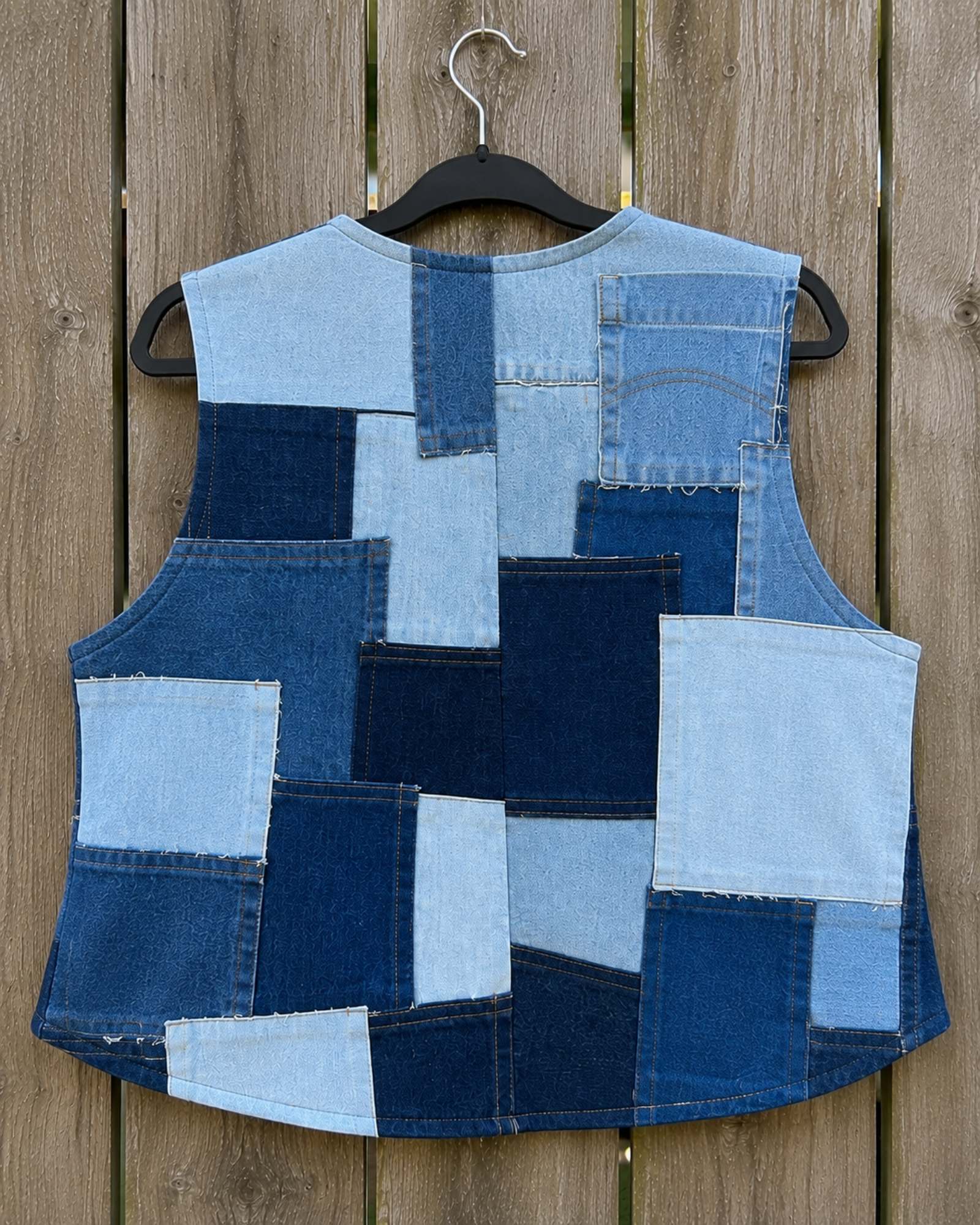 Achterkant van Blue Nomad L/XL Levi's patchwork hesje met uniek denim patchwork op hanger.