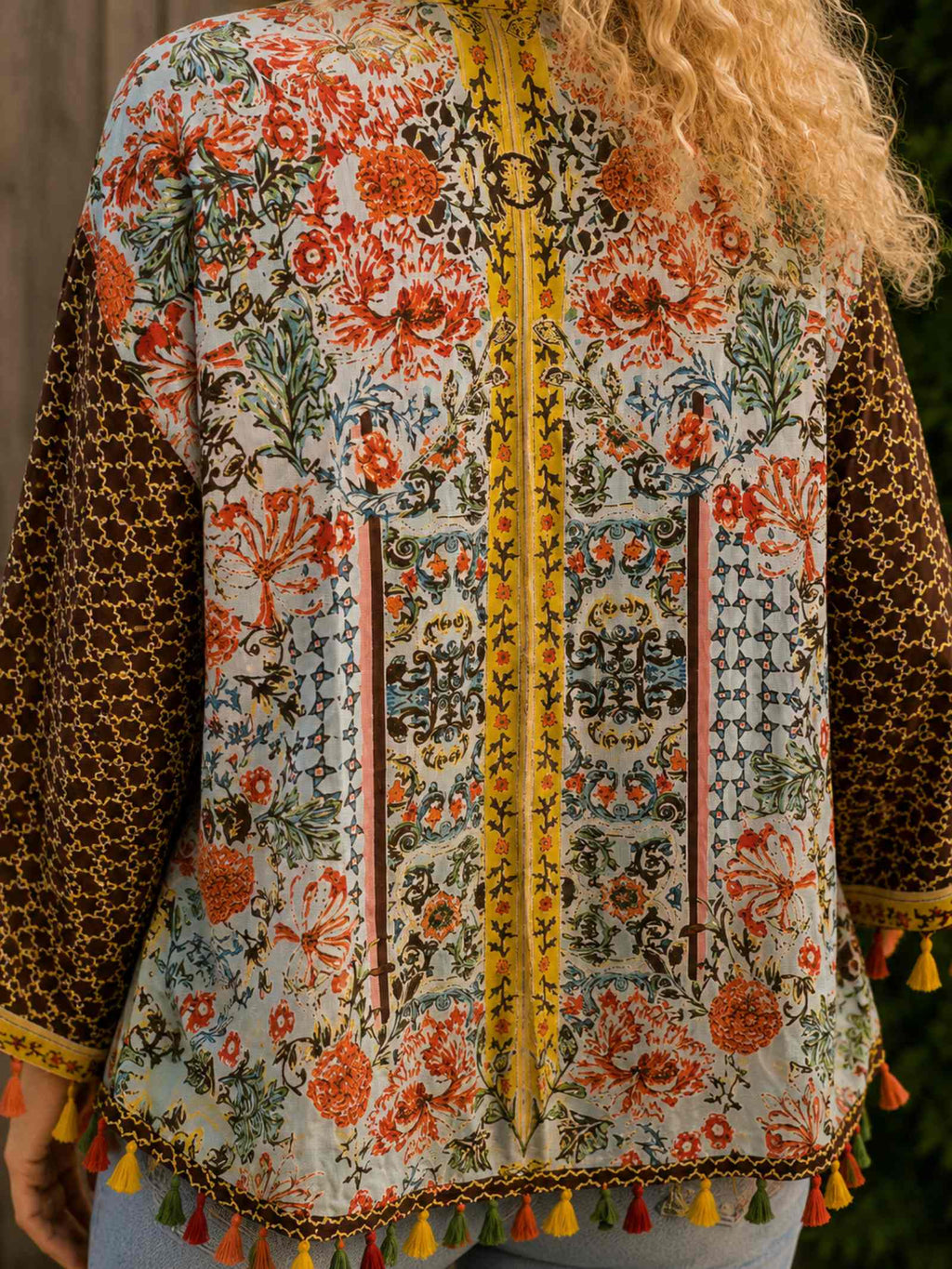 Detail van de achterkant met bloemenprint en sierbies van de boho blouse