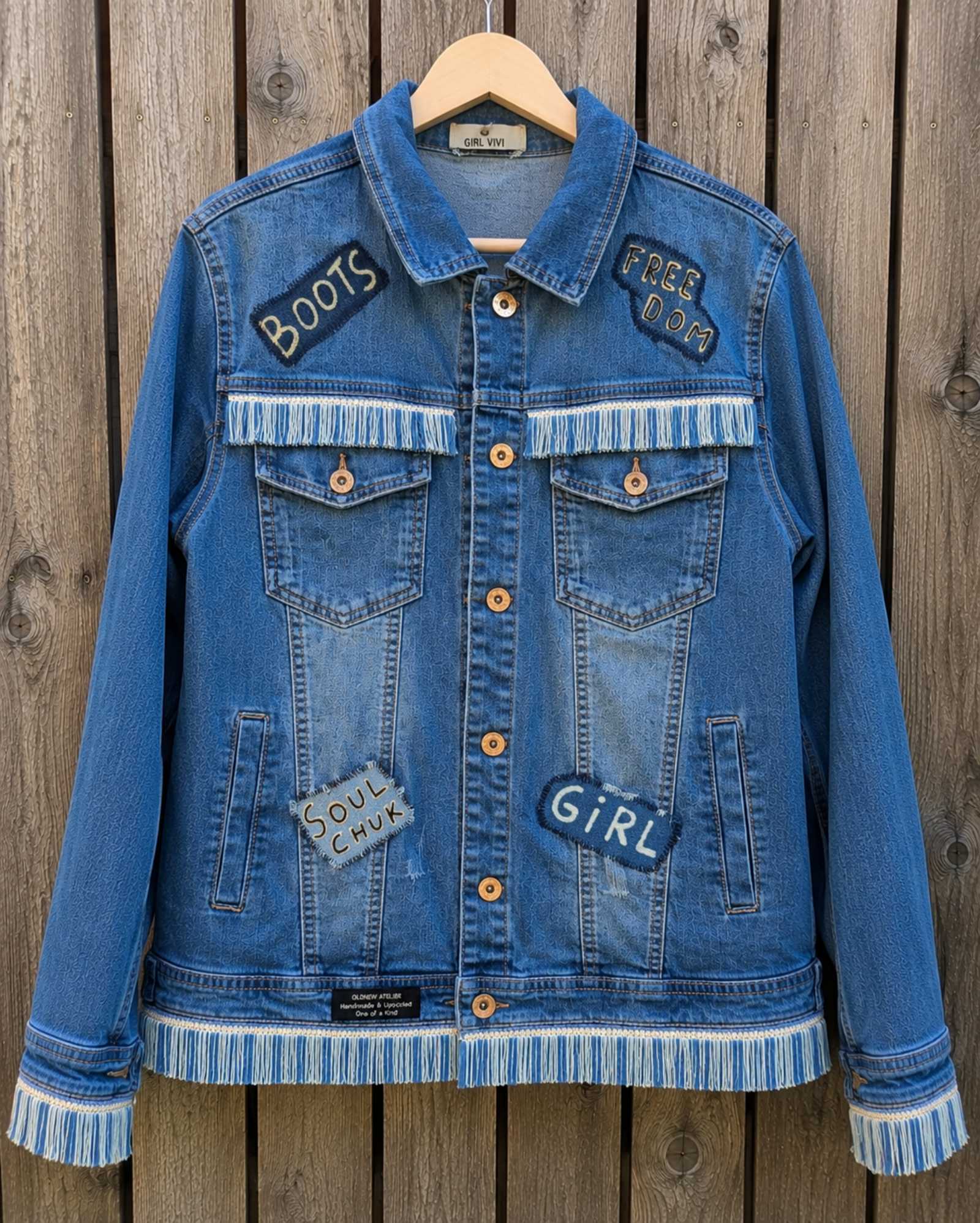 Voorkant van One of a Kind upcycled denim jasje met franjes en handgemaakte denim details - Old New Atelier