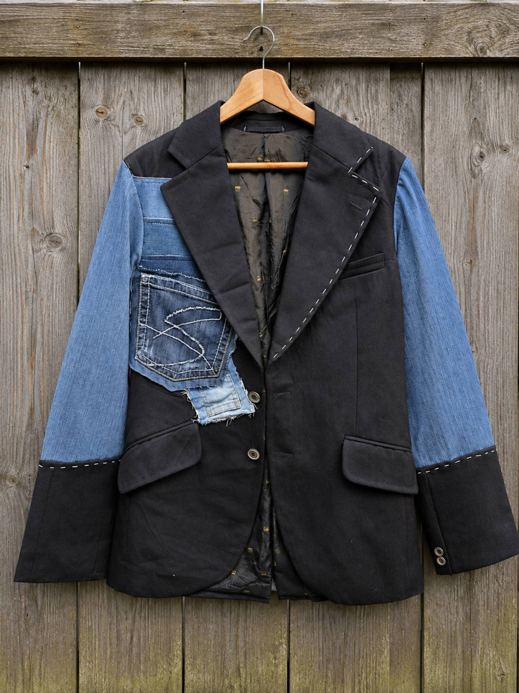 Handgemaakt One of a Kind upcycled denim colbert op hanger met denim patchwork en originele jeanszak