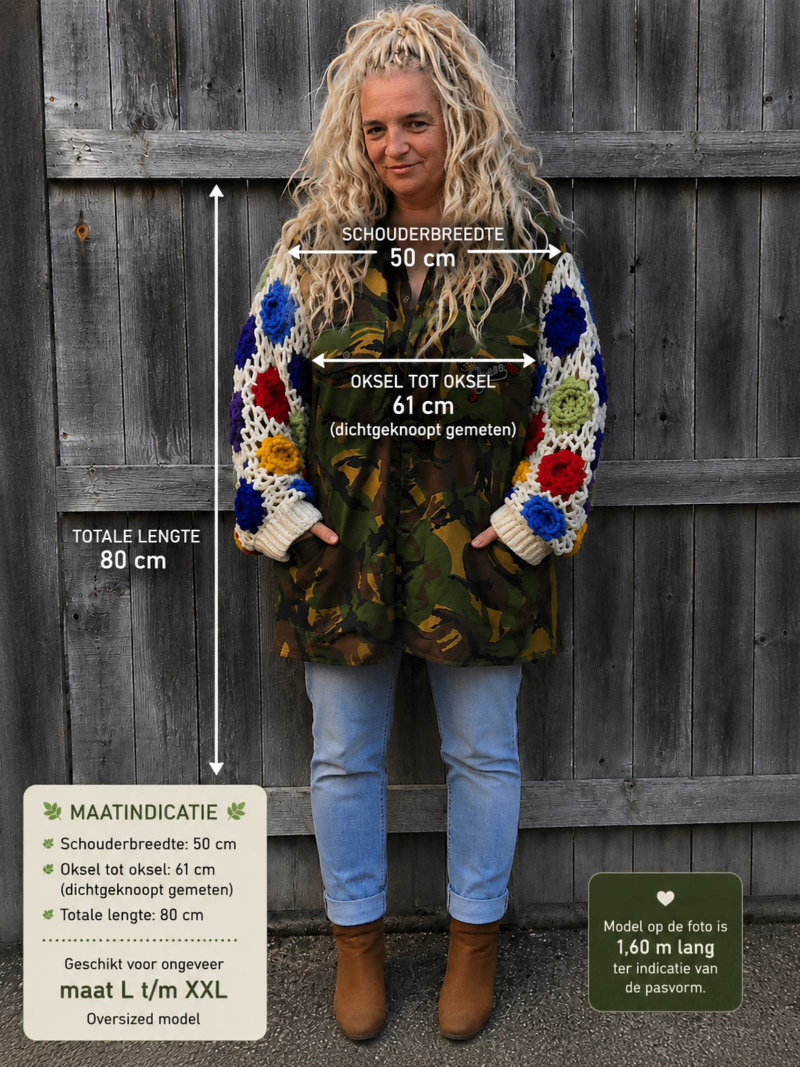 Maatindicatie van een oversized upcycled camouflage jas met gehaakte bloemenmouwen, schouderbreedte 50 cm, okselmaat 61 cm en lengte 80 cm.