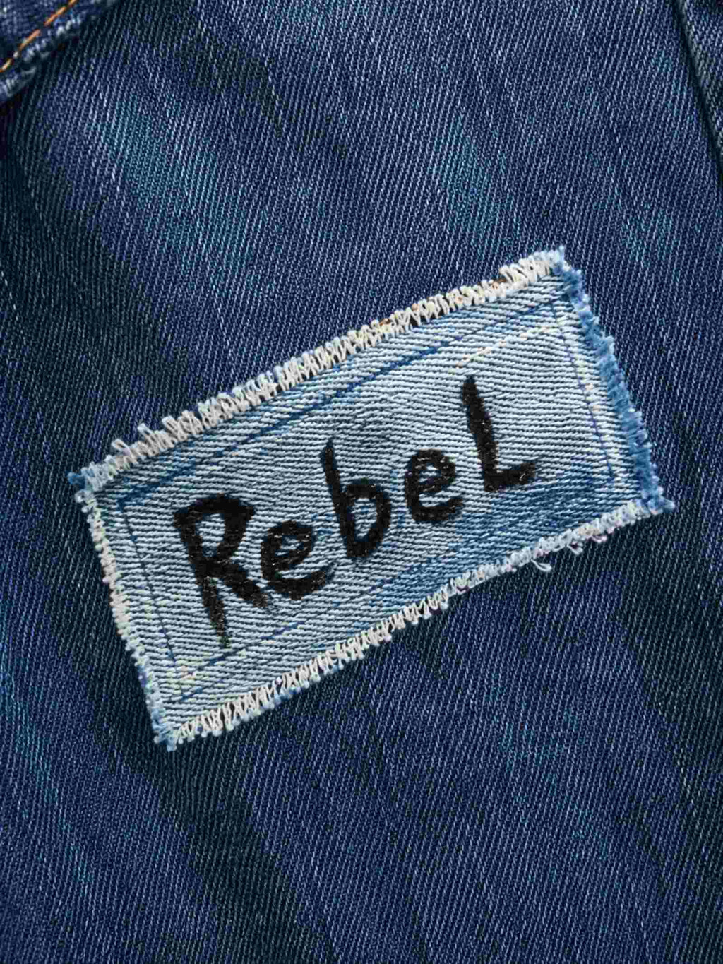 Handgemaakte Rebel patch van denim op upcycled Levi's rok