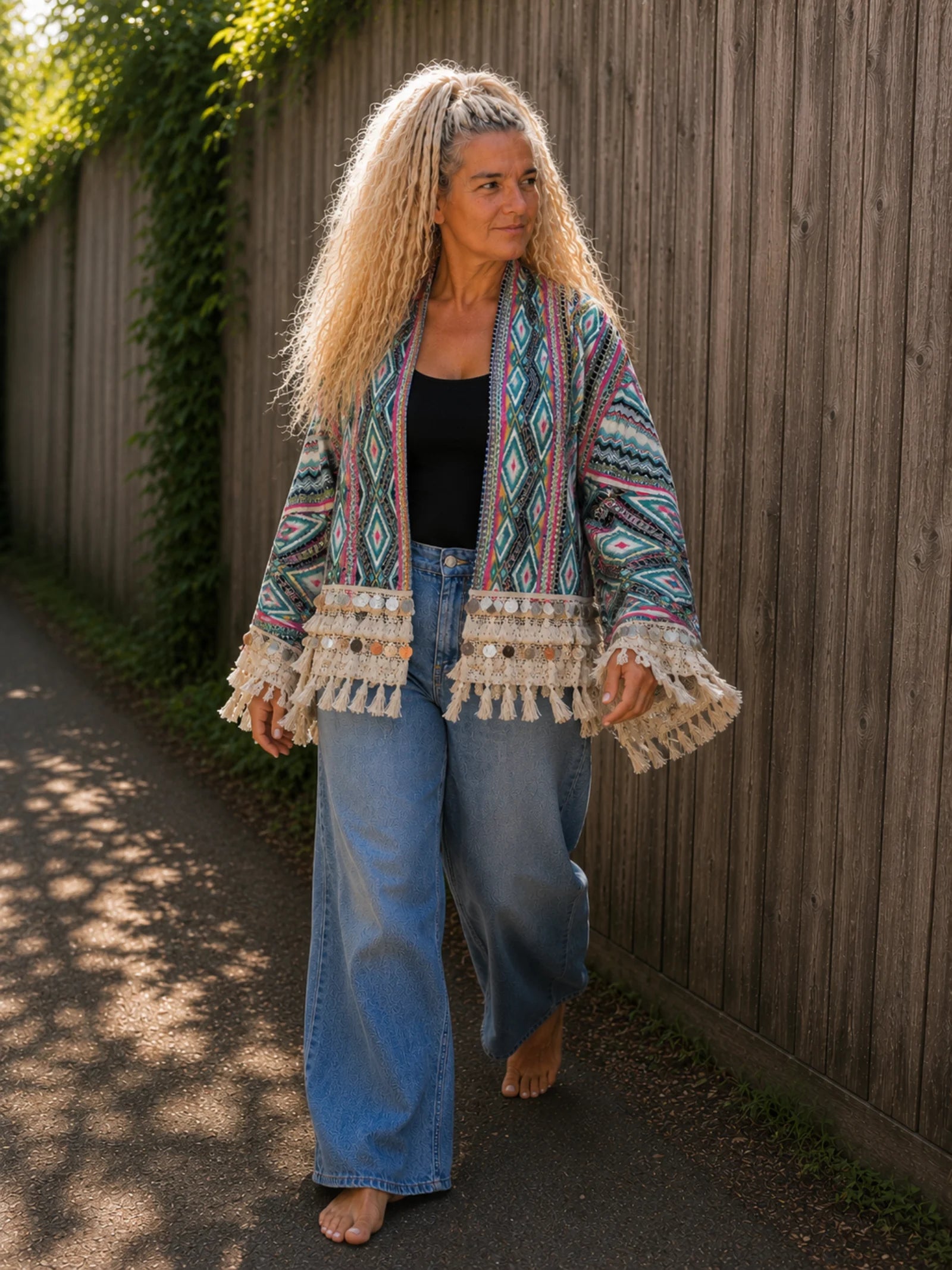 Lopende sfeerfoto van handgemaakt boho vest Aztec turquoise roze bij Old New Atelier