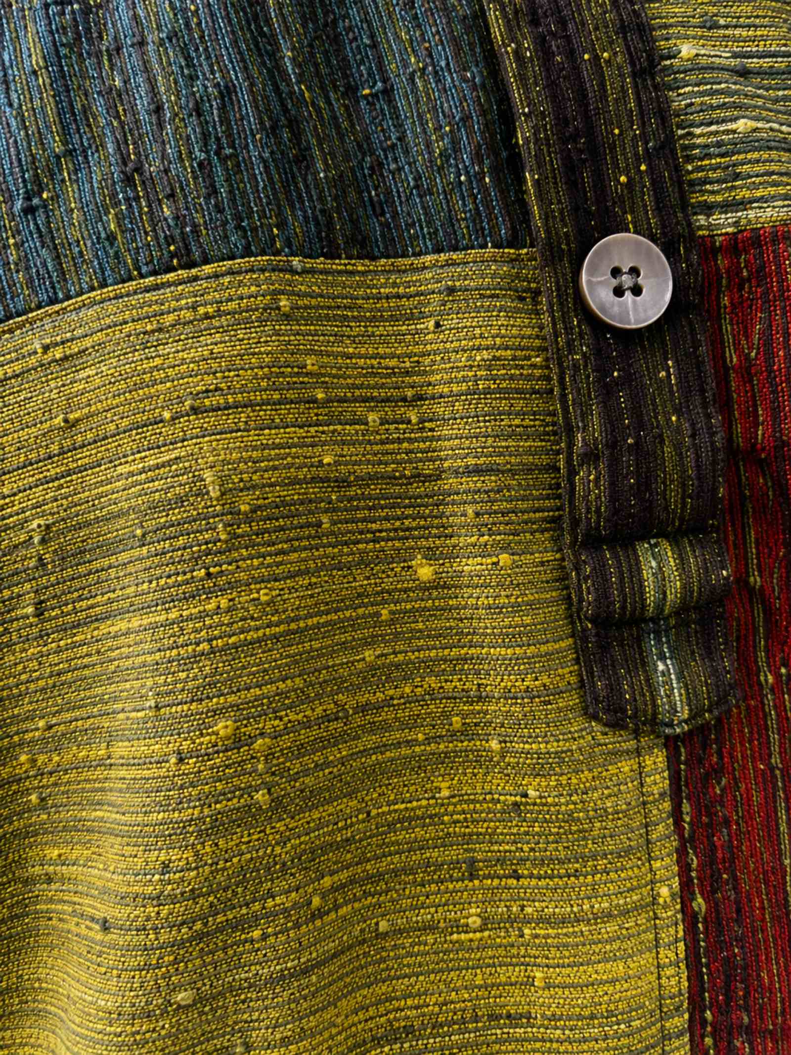 Detail geweven katoen stofstructuur en stiksels van Earth Soul blouse
