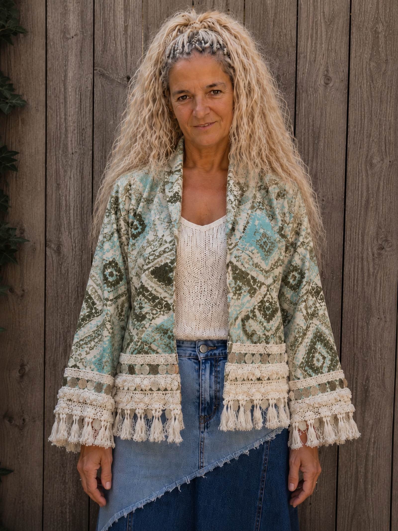 Close-up van One of a Kind boho kimono jasje met geweven stof, franjes en decoratieve munten