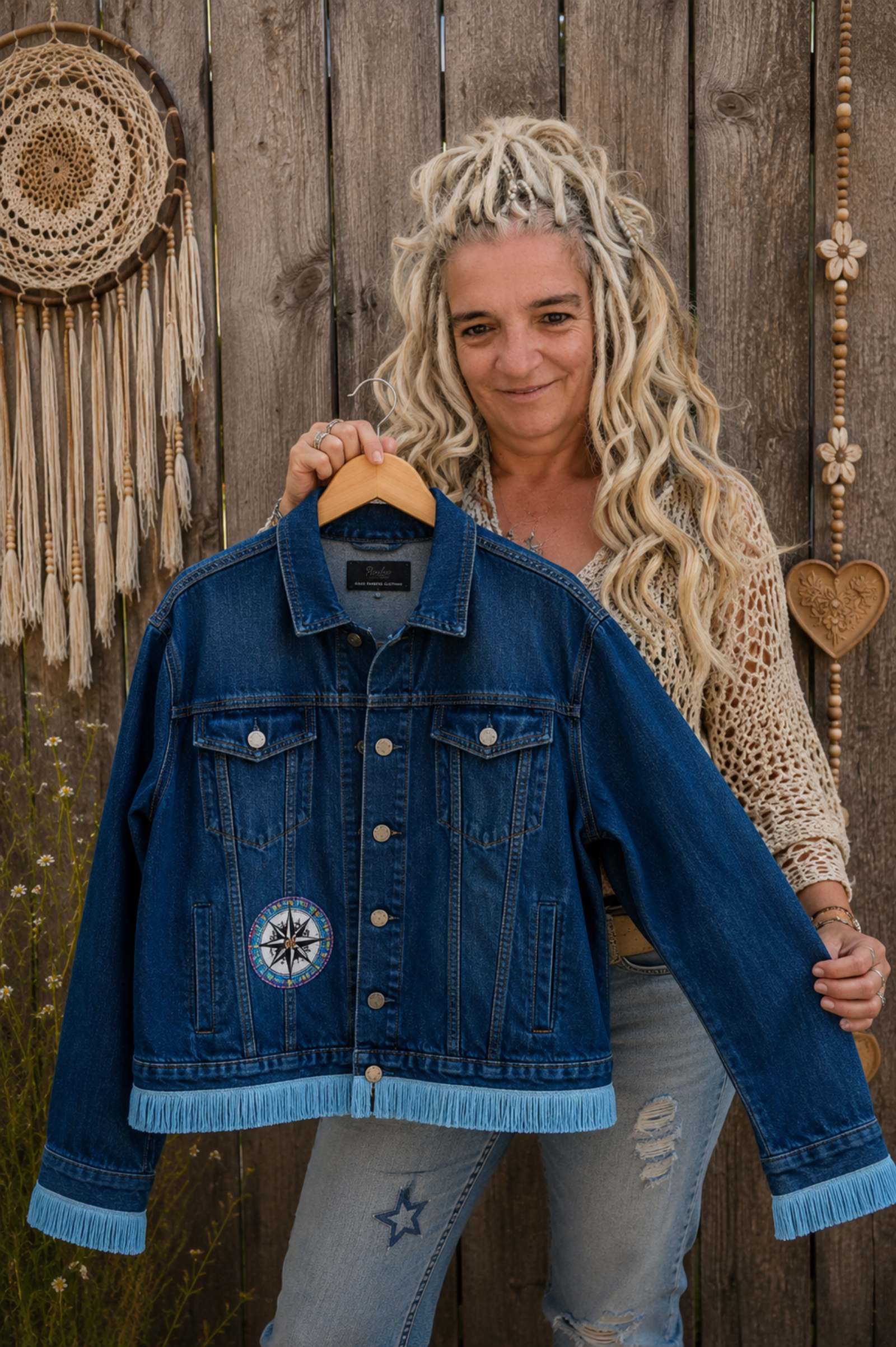 Vrouwelijk model presenteert Moon Soul denim jasje voor houten schutting – One of a Kind Old New Atelier