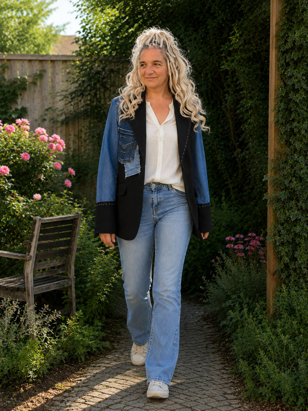 Handgemaakt upcycled denim colbert gedragen tijdens een bohemian lifestyle fotoshoot in de tuin