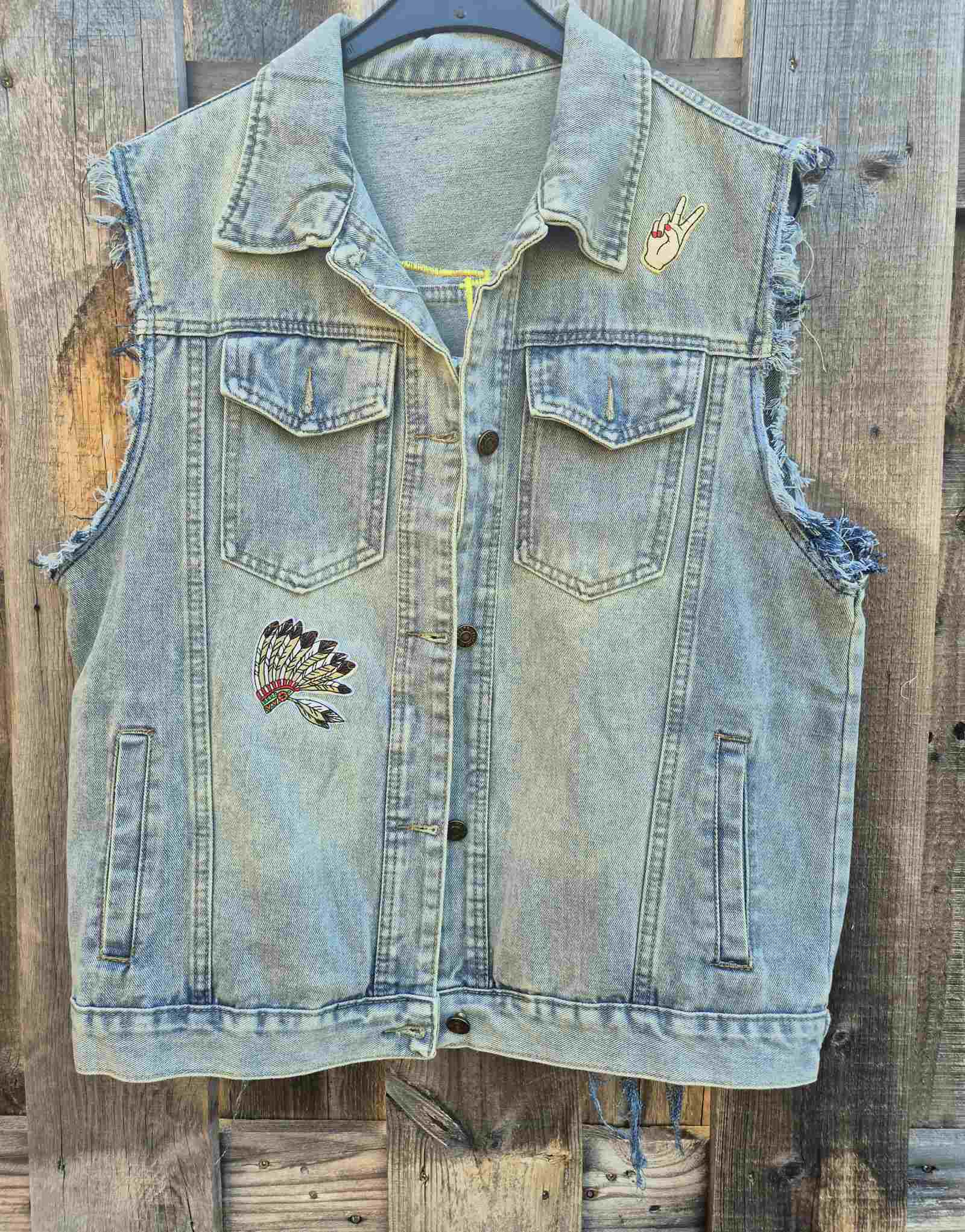 OLDNEWATELIER label detail op handgemaakt denim vest