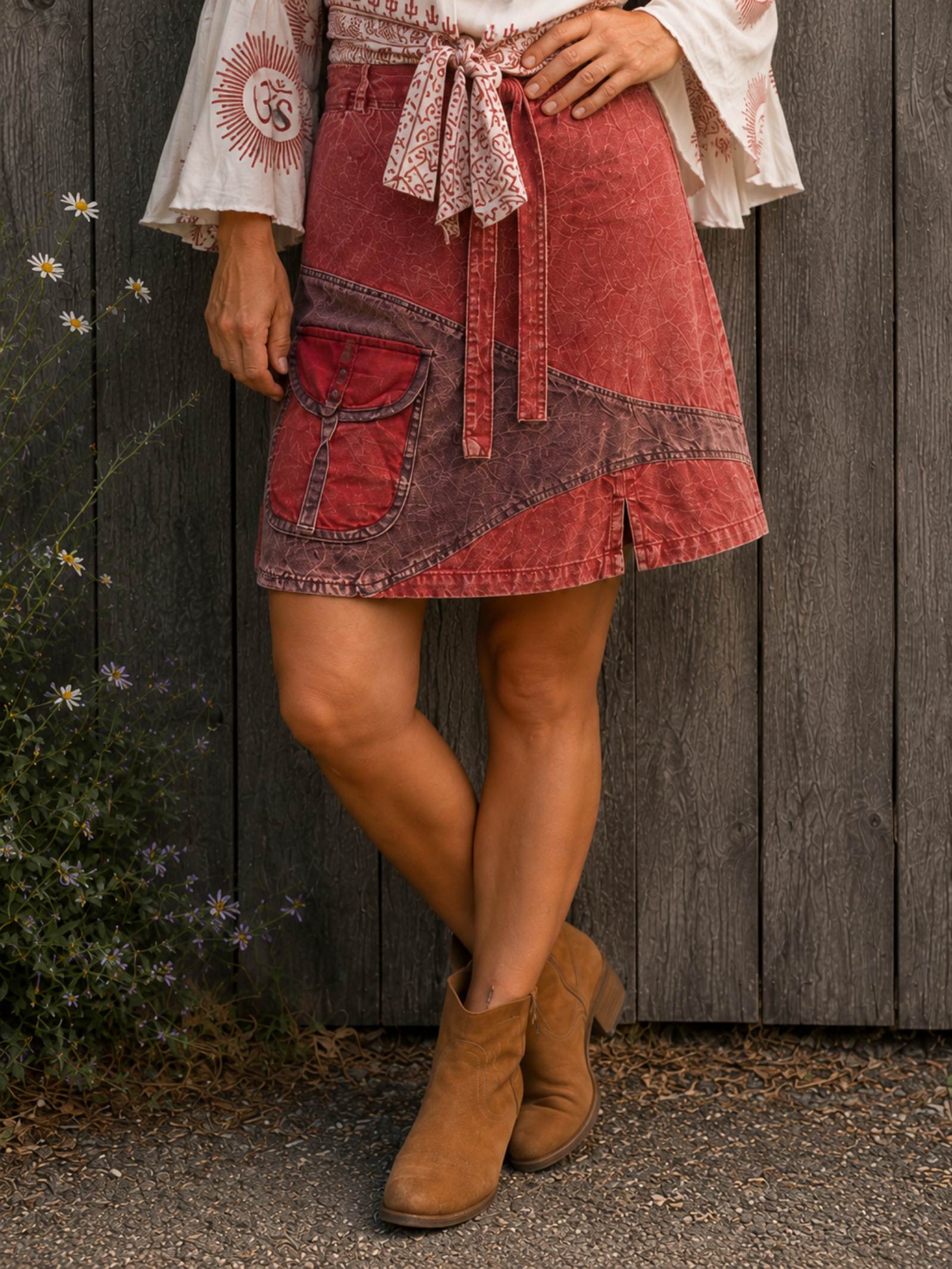 Boho patchwork rok van 100% katoen gedragen met wikkelblouse, handgemaakt in Nepal, Old New Atelier