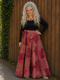 Boho wrap rok rood van 100% katoen met kleurrijk patchwork gedragen door model.
